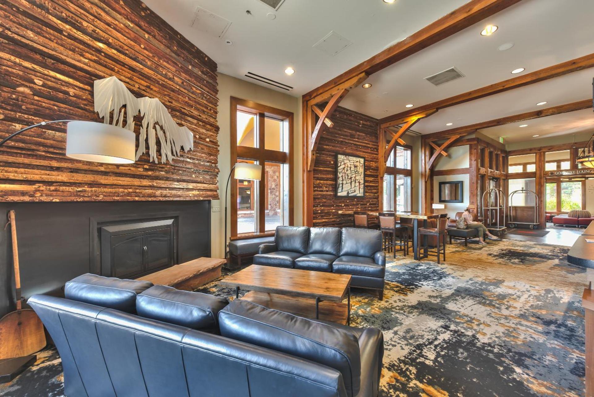 Luxurious Hotel Room at Ski-in Ski-out resort photo 21