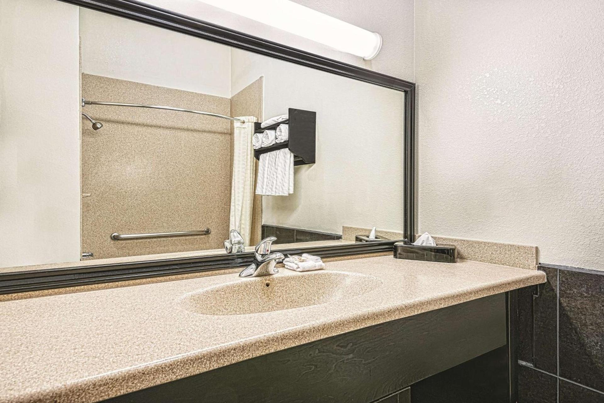La Quinta by Wyndham Laredo Airport photo 18