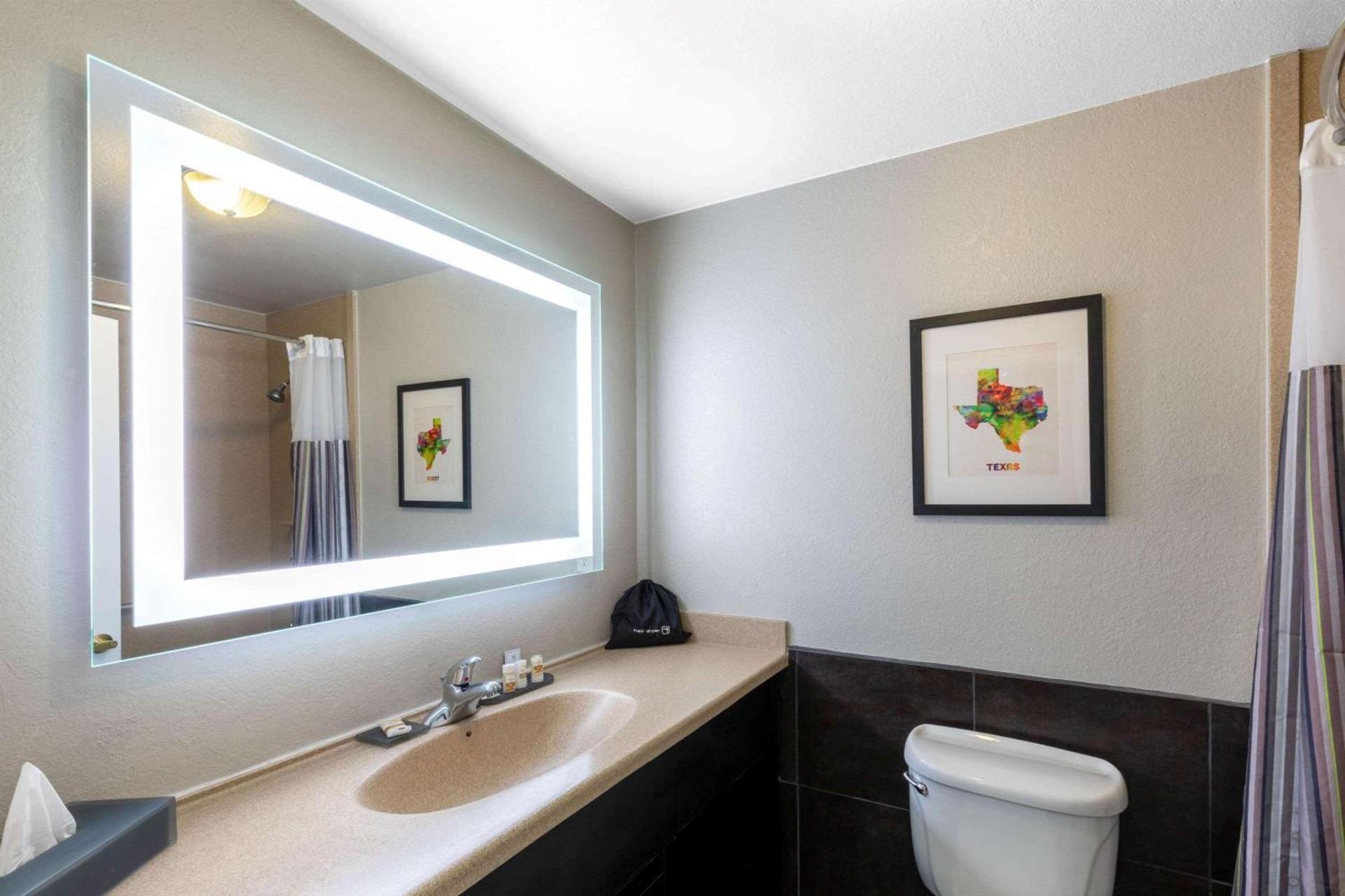 La Quinta by Wyndham Laredo Airport photo 31