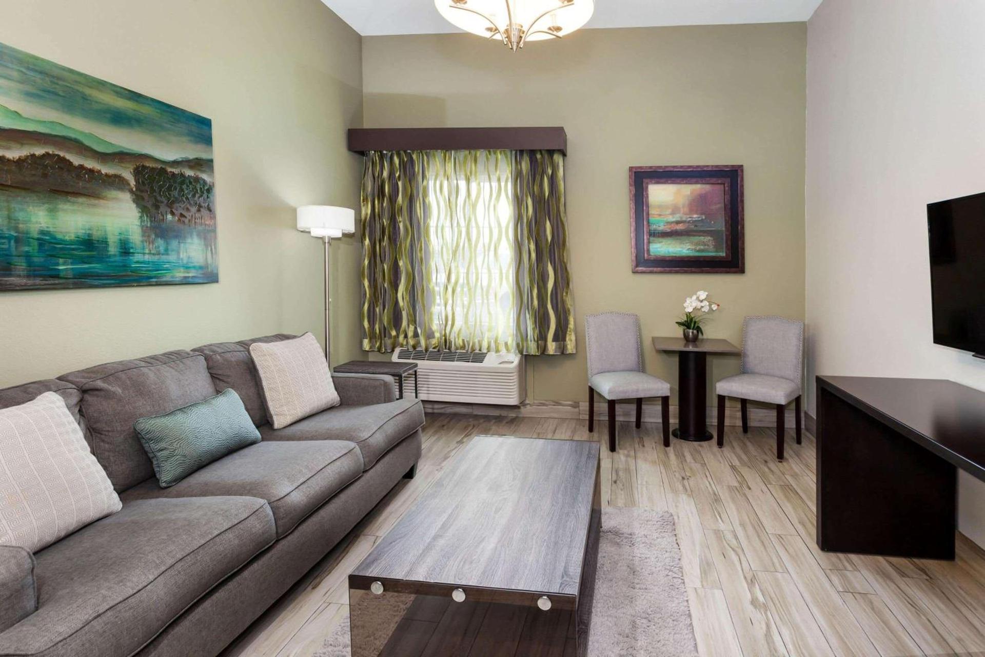 La Quinta by Wyndham Laredo Airport photo 37
