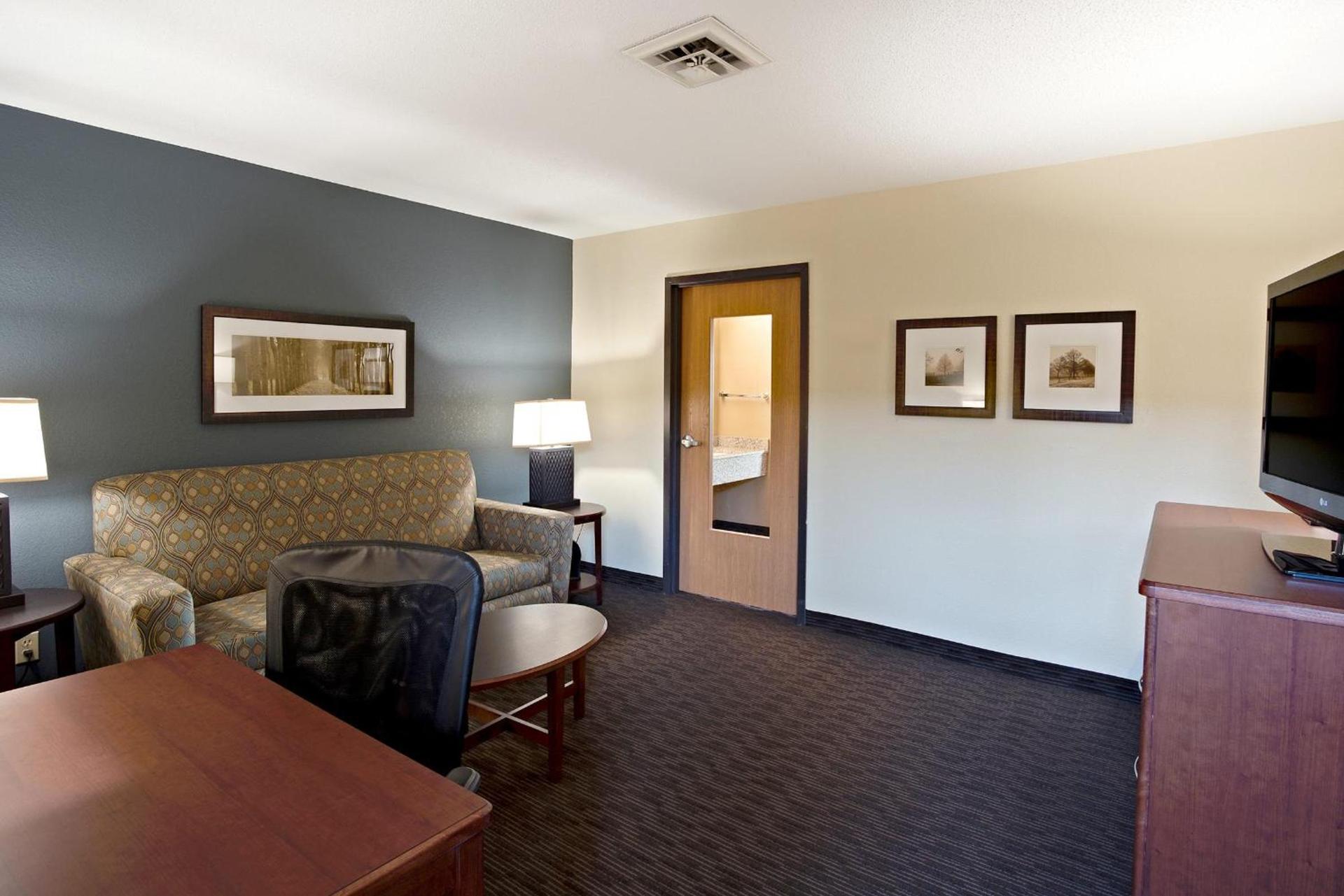 AmericInn by Wyndham Bay City photo 38
