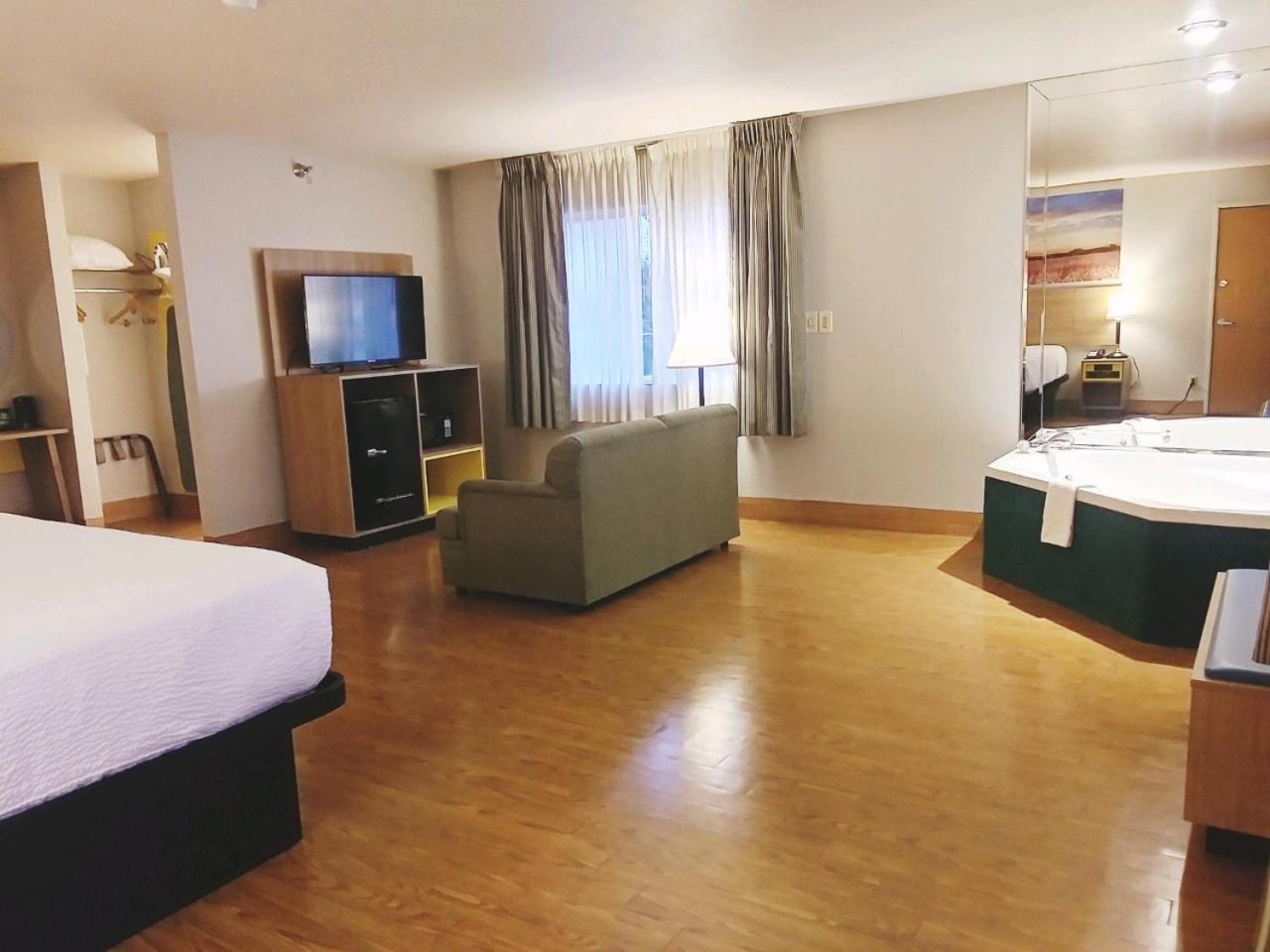 Days Inn by Wyndham Osage Beach Lake of the Ozarks photo 32