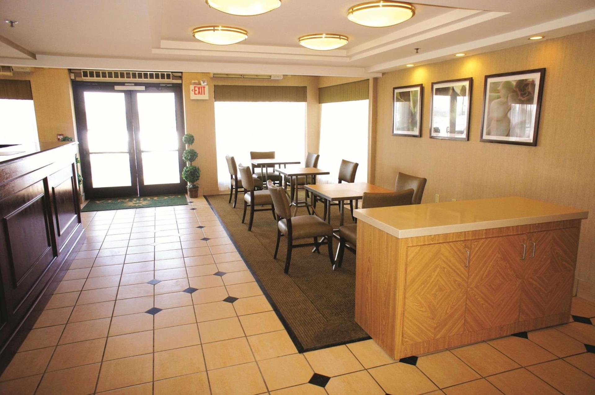 La Quinta by Wyndham Warwick Providence Airport photo 8