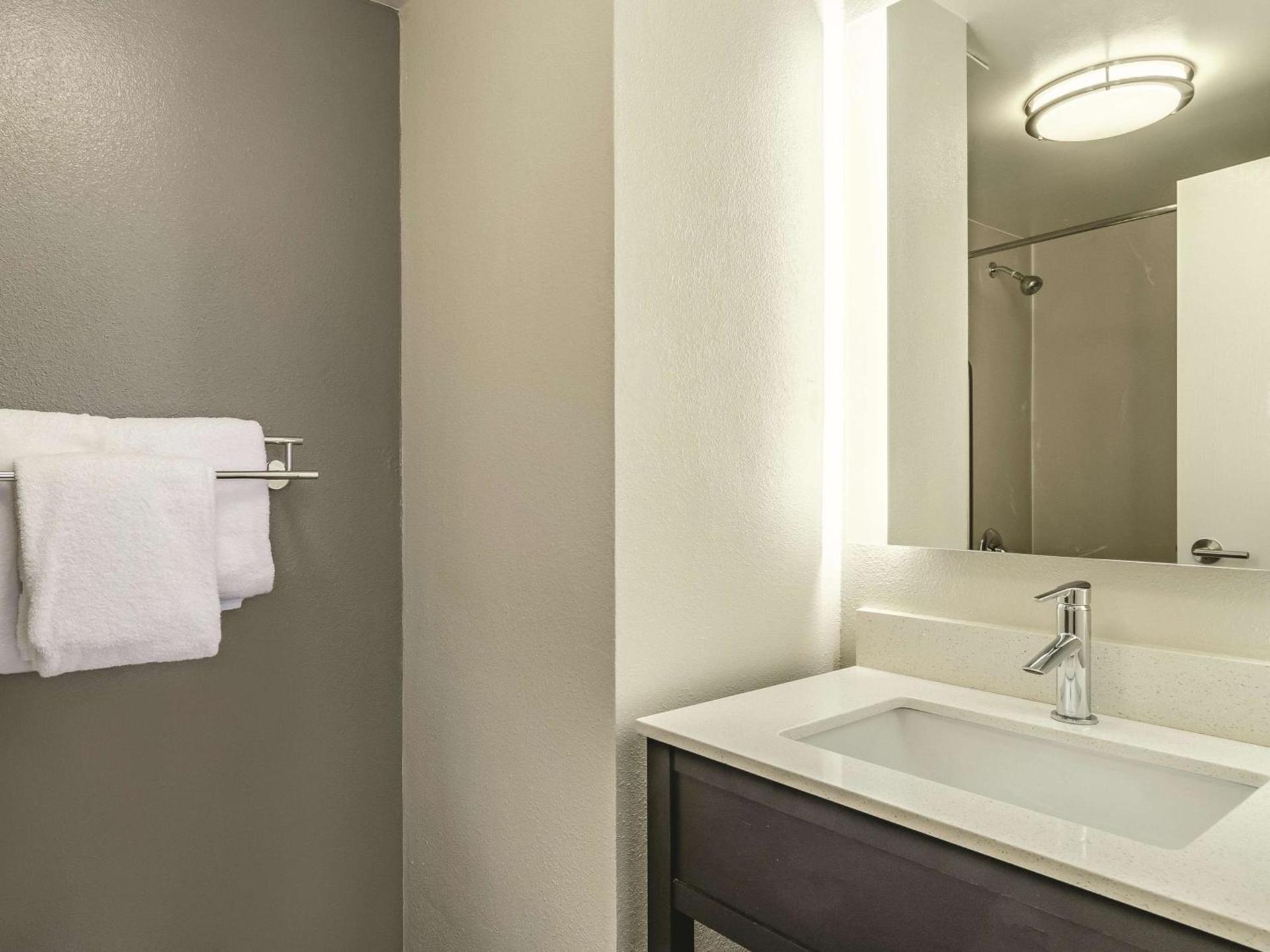 La Quinta by Wyndham Warwick Providence Airport photo 20