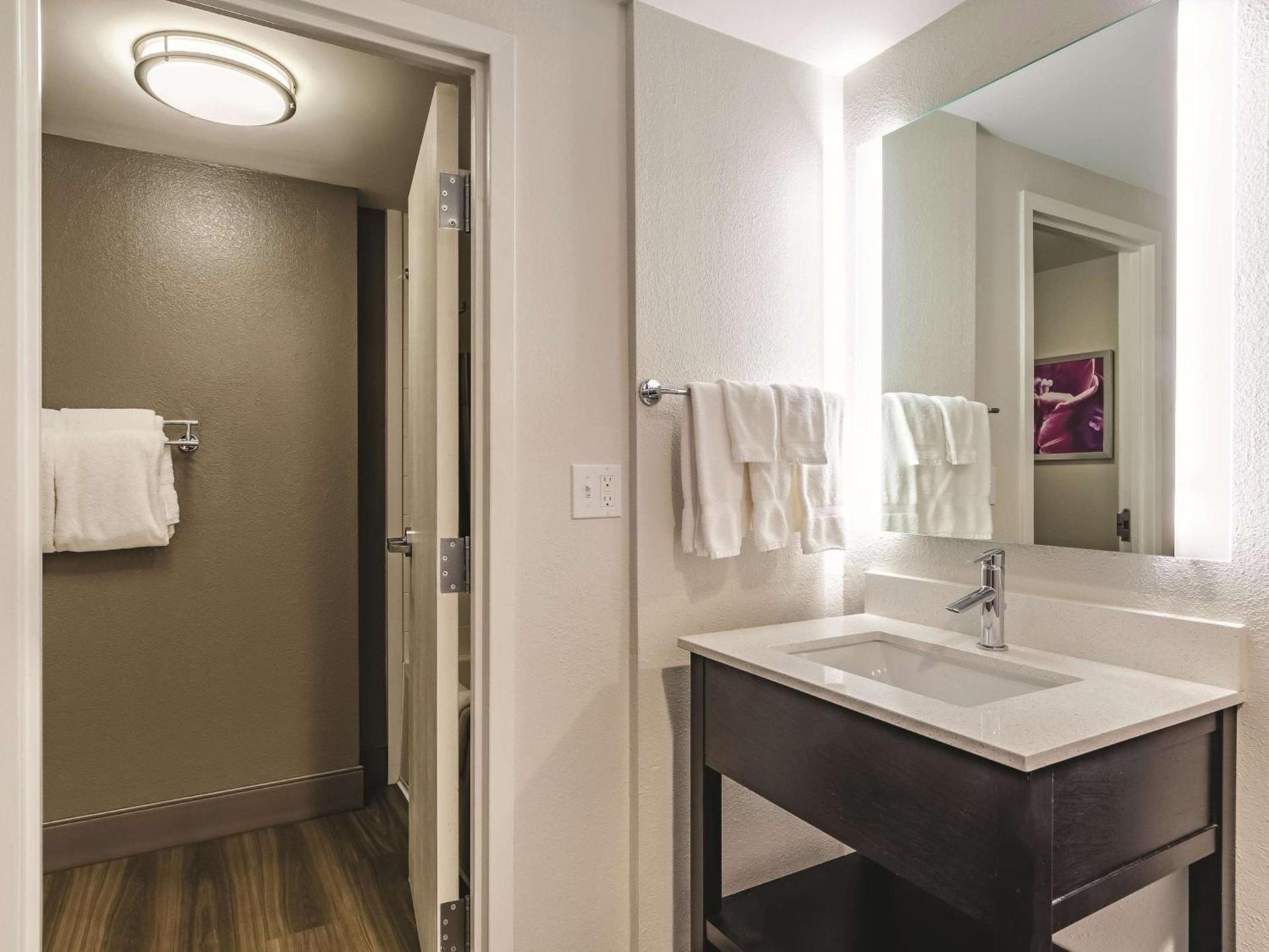 La Quinta by Wyndham Warwick Providence Airport photo 32