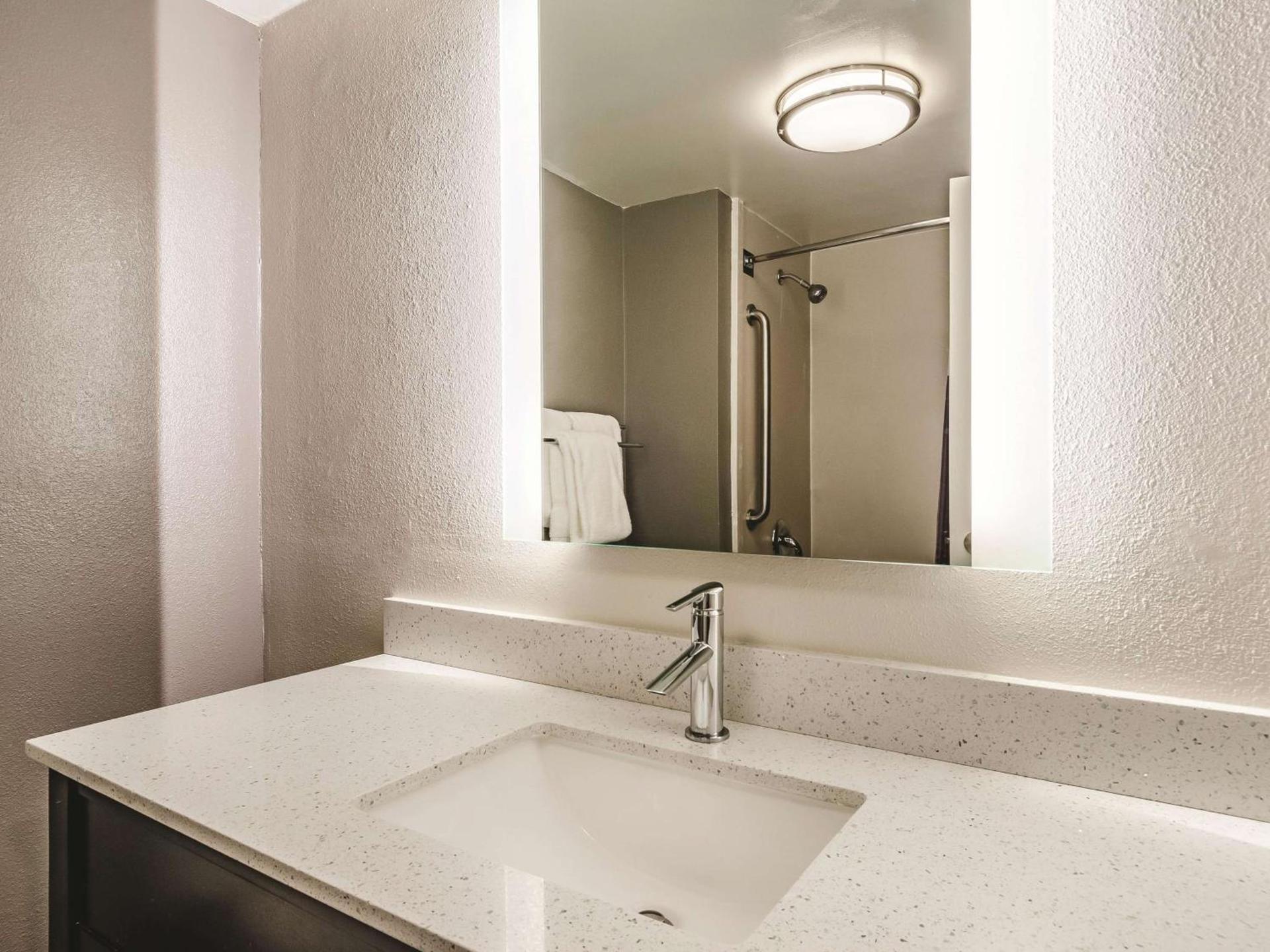 La Quinta by Wyndham Warwick Providence Airport photo 34