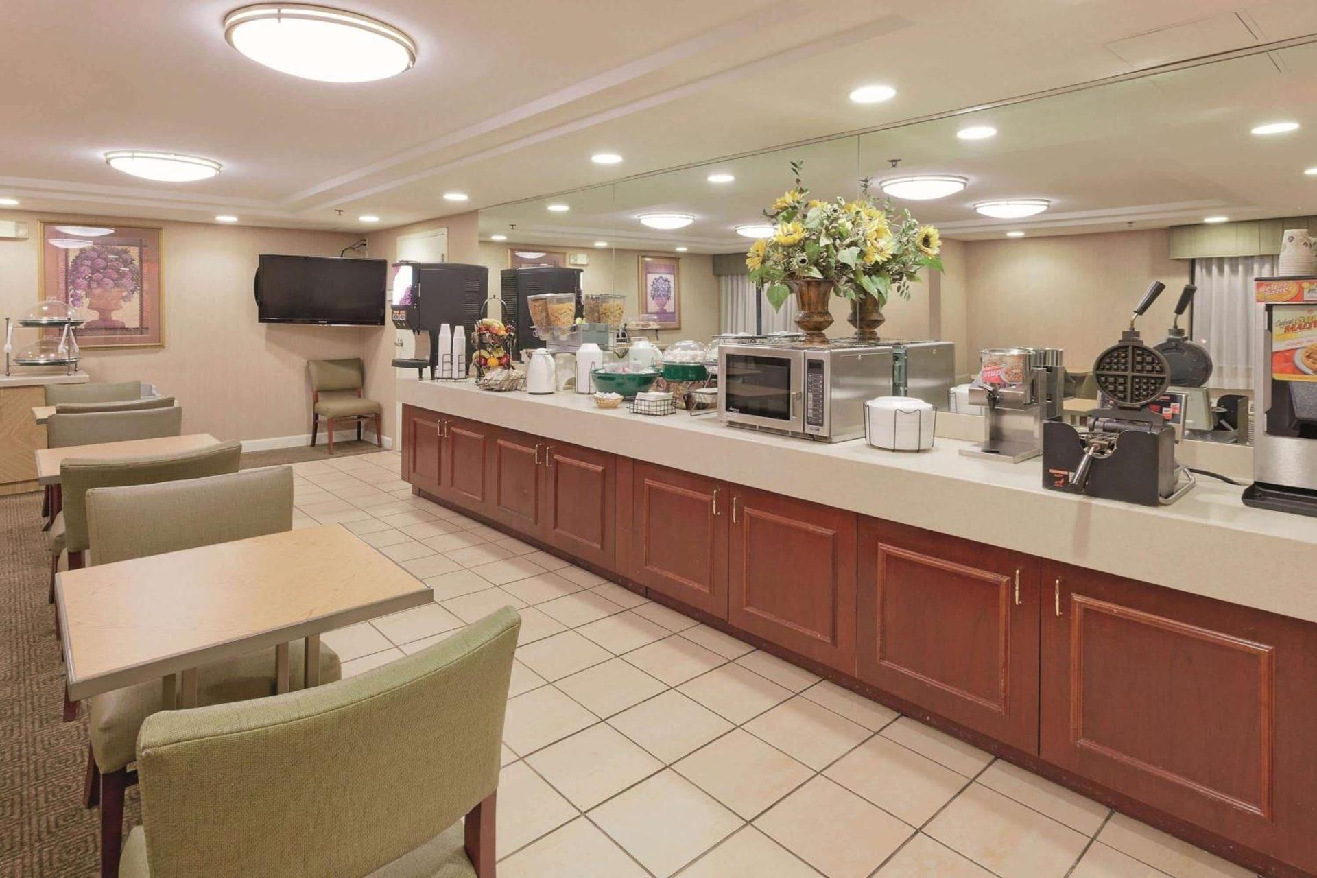 La Quinta by Wyndham Warwick Providence Airport photo 39