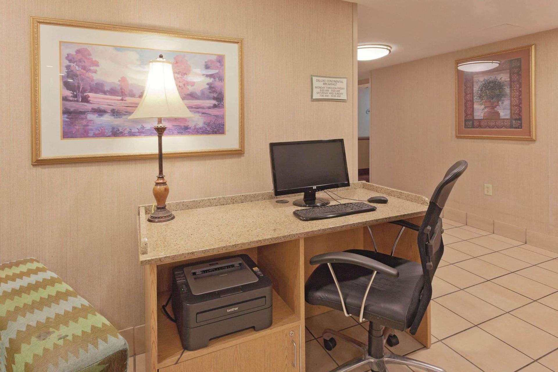 La Quinta by Wyndham Warwick Providence Airport photo 42