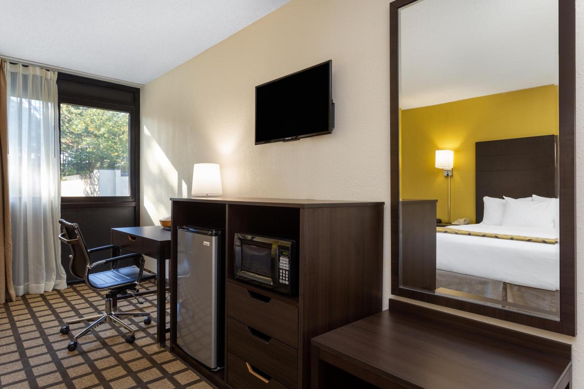 Baymont by Wyndham Queensbury/Lake George photo 37