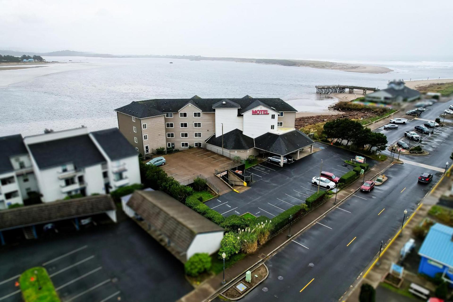 Siletz Bay Beachfront Hotel by OYO Lincoln City — hotel in Lincoln City