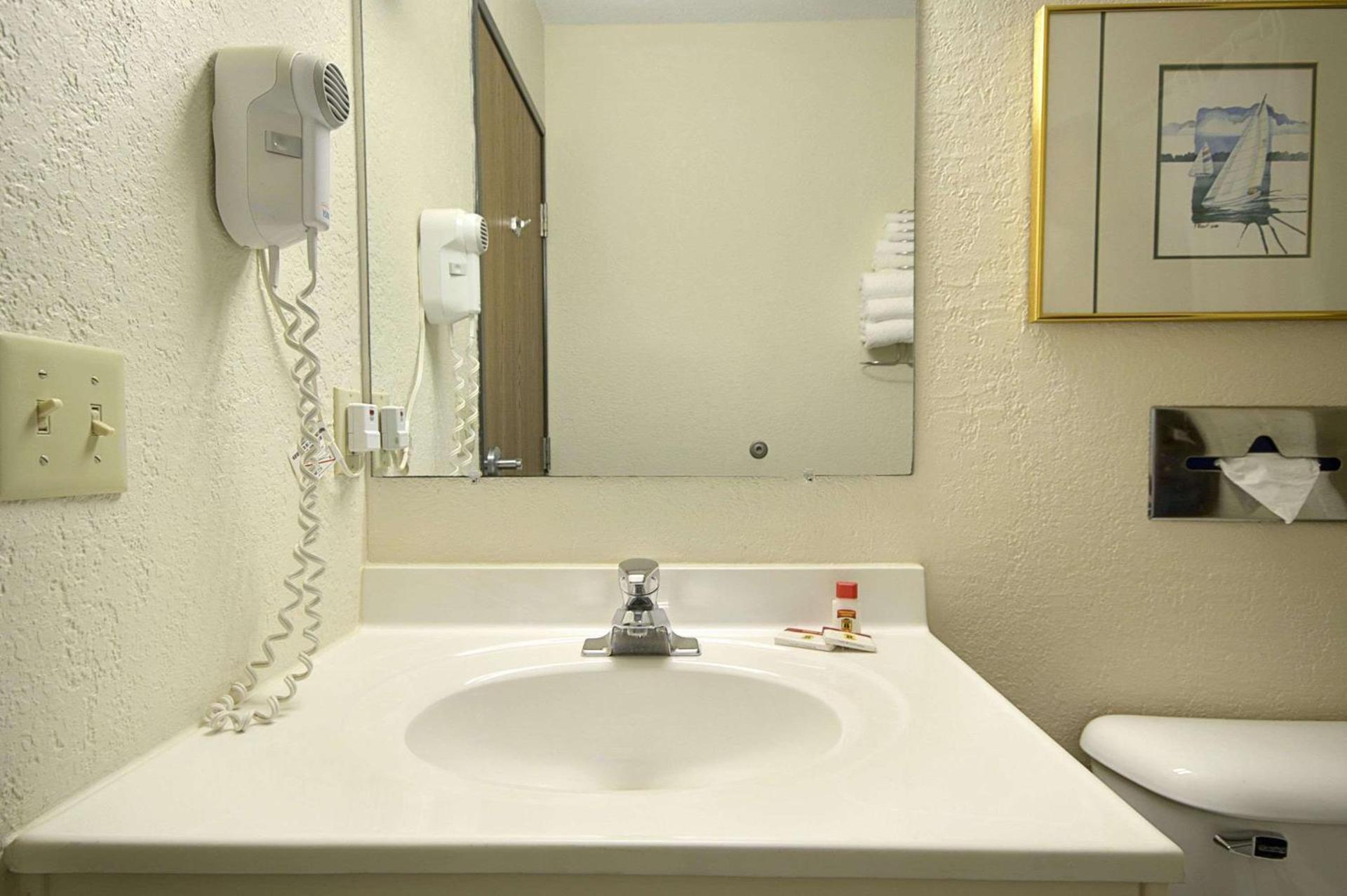 Travelodge by Wyndham Hudsonville photo 28