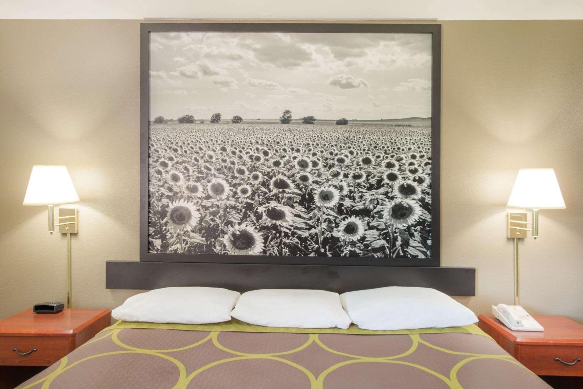 Super 8 by Wyndham Iola KS photo 7