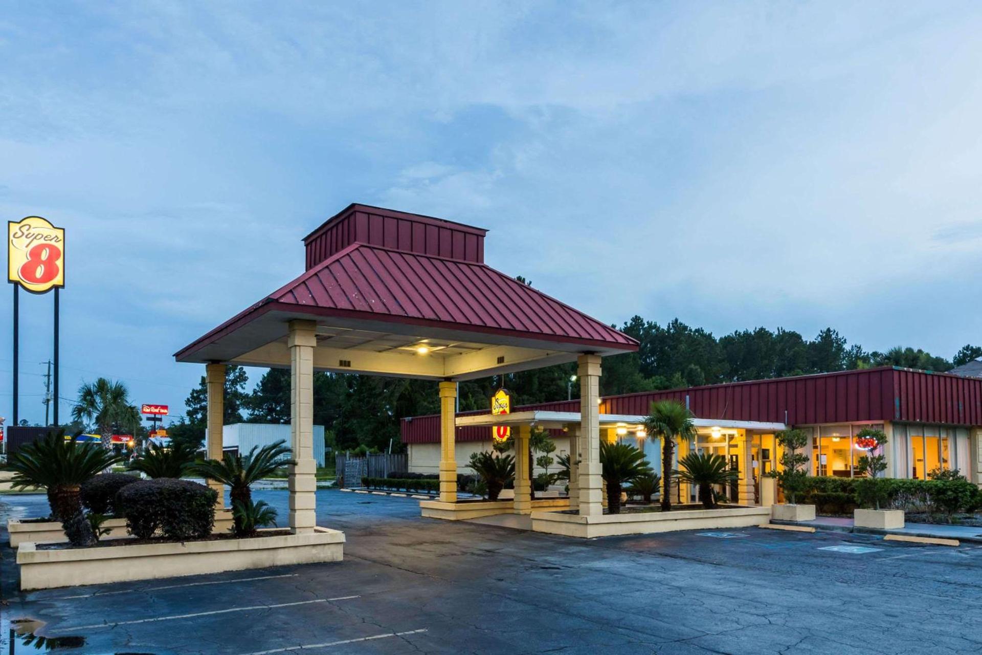 Super 8 by Wyndham Hardeeville - Savannah North — hotel in Hardeeville