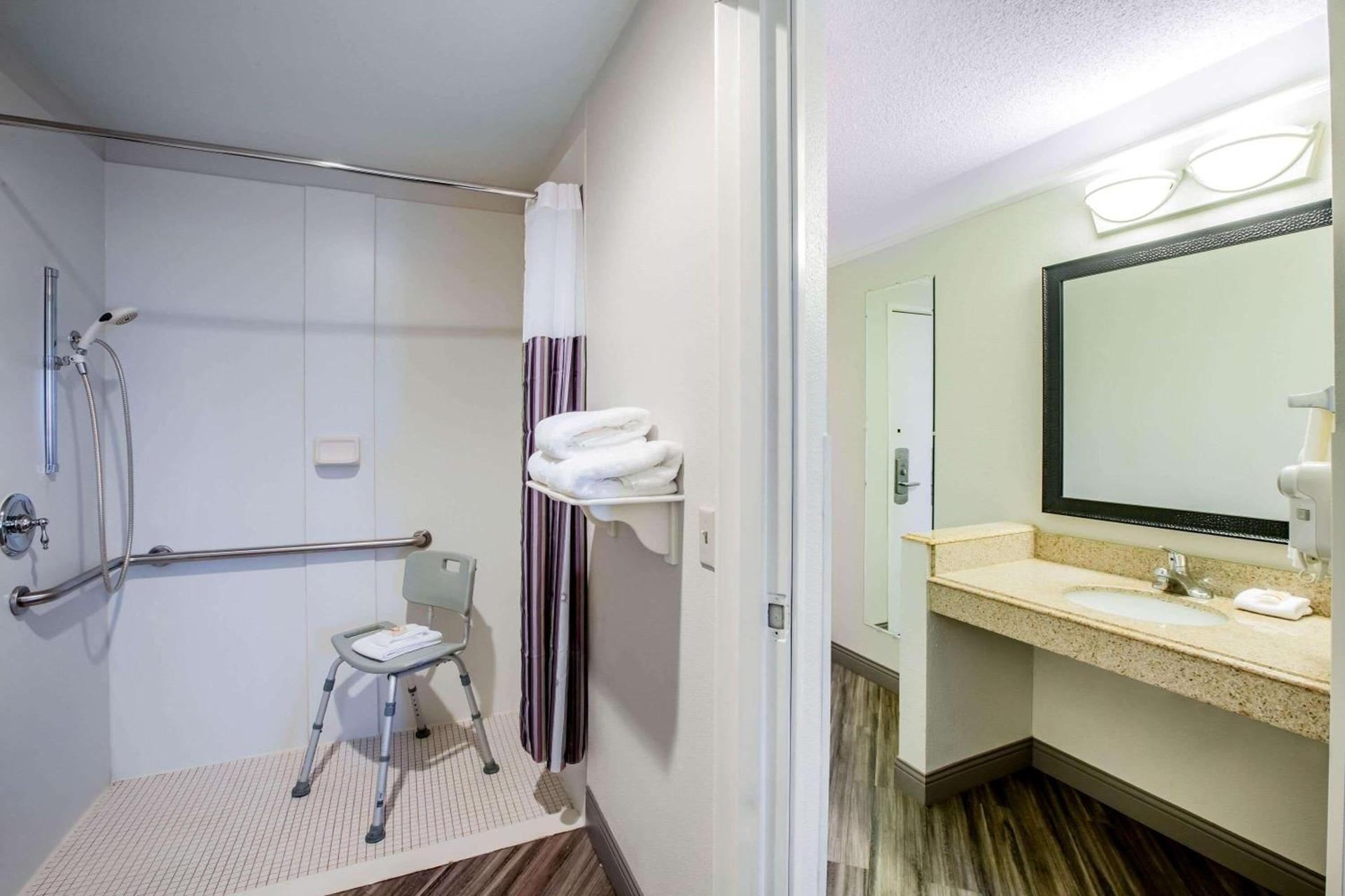 La Quinta by Wyndham Houston Baytown East photo 30