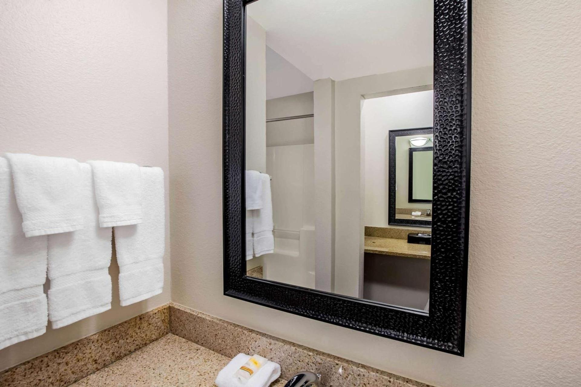 La Quinta by Wyndham Houston Baytown East photo 26