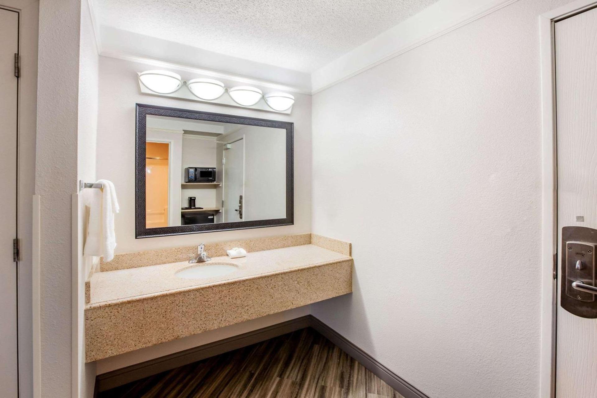 La Quinta by Wyndham Houston Baytown East photo 28