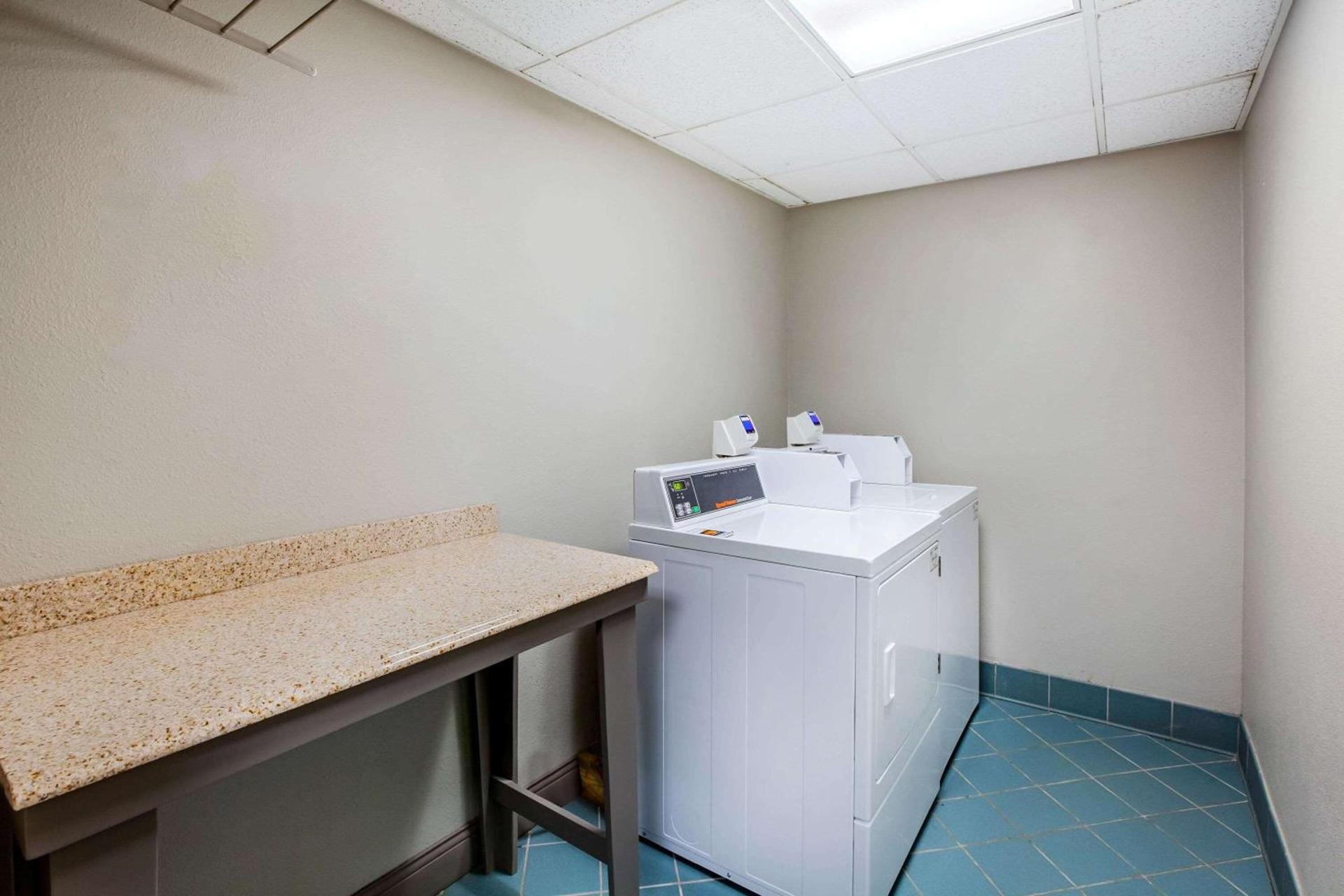 La Quinta by Wyndham Houston Baytown East photo 12