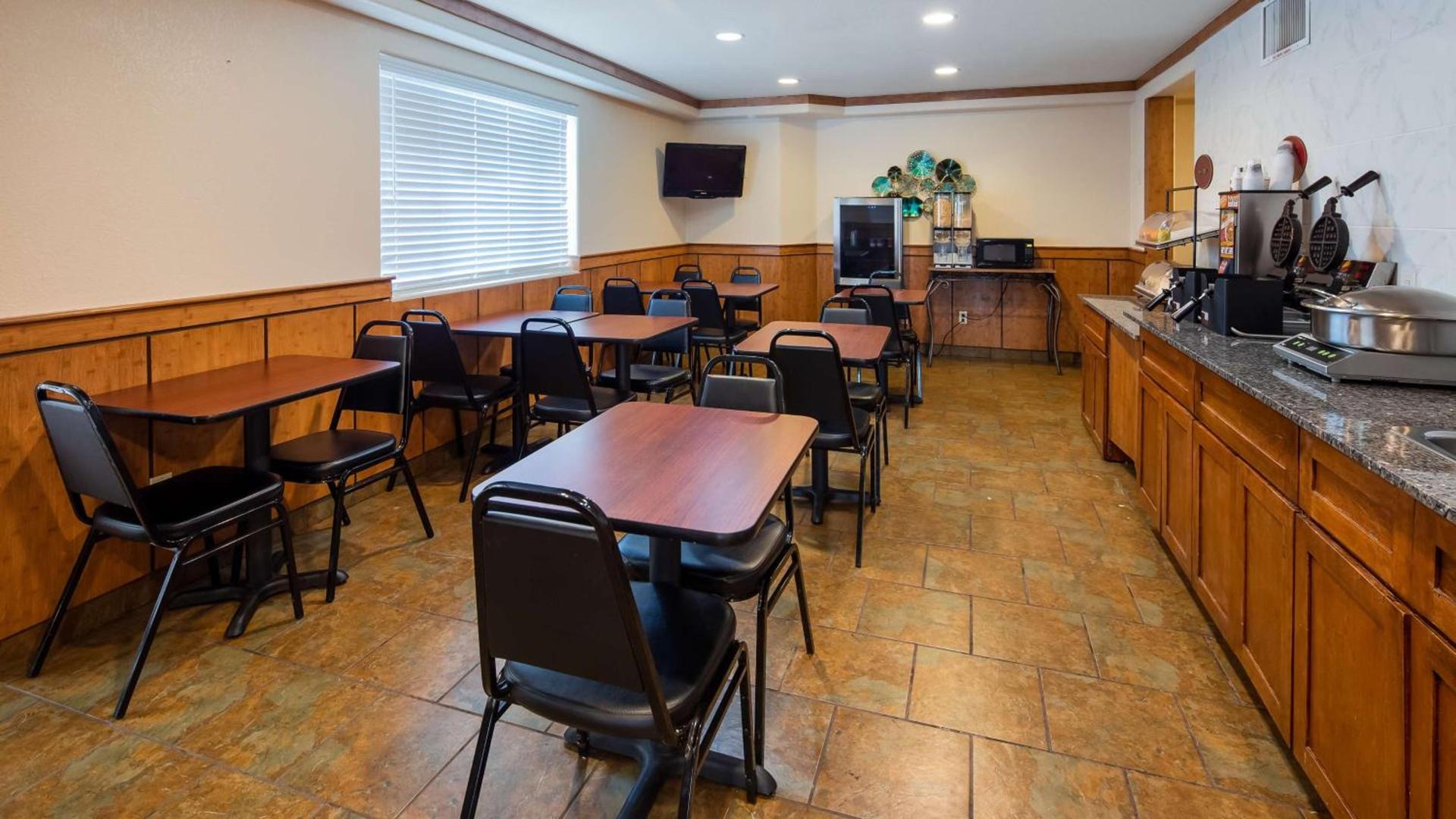 Days Inn by Wyndham Thornton photo 6