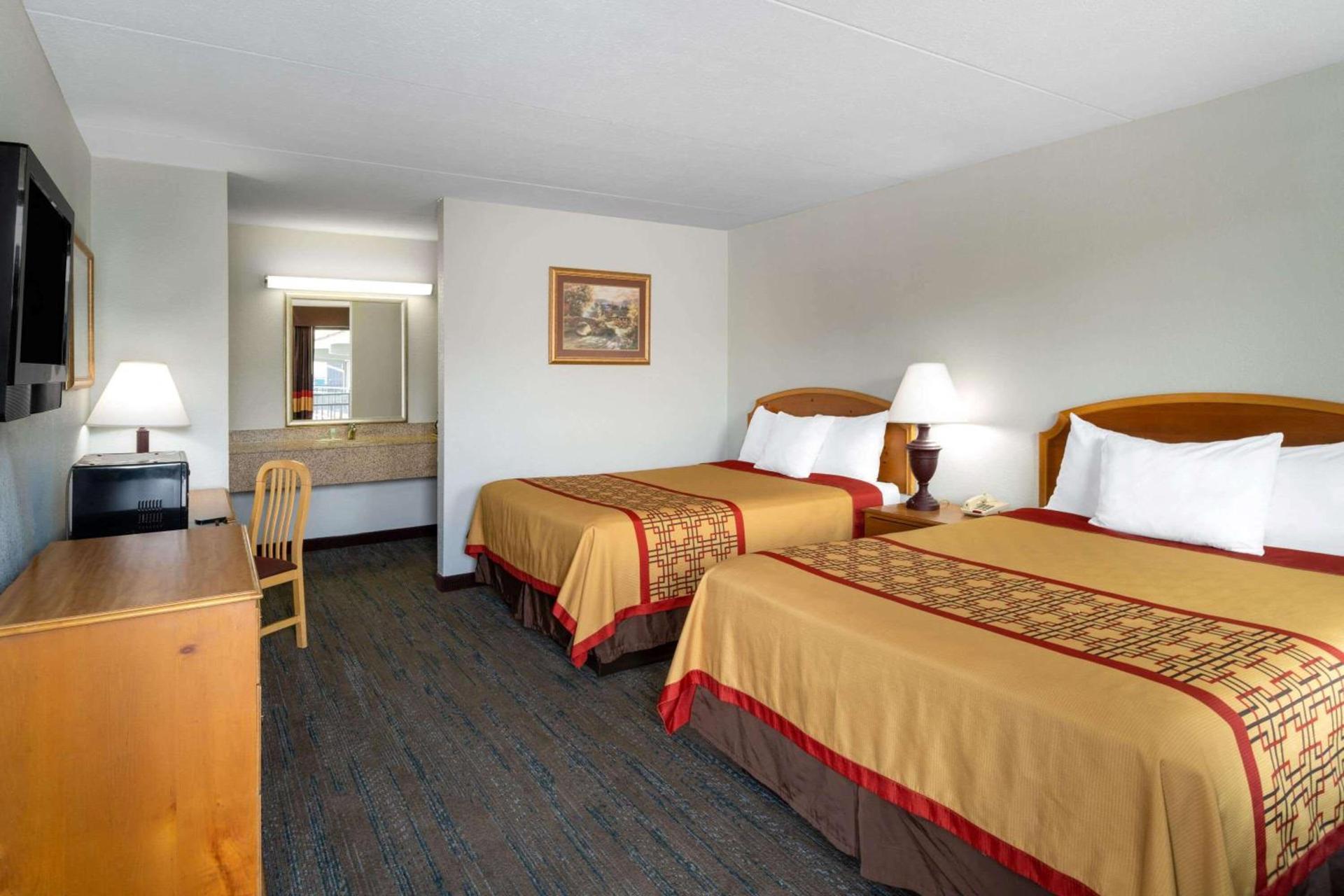 Pigeon Forge Parkway Inn photo 8
