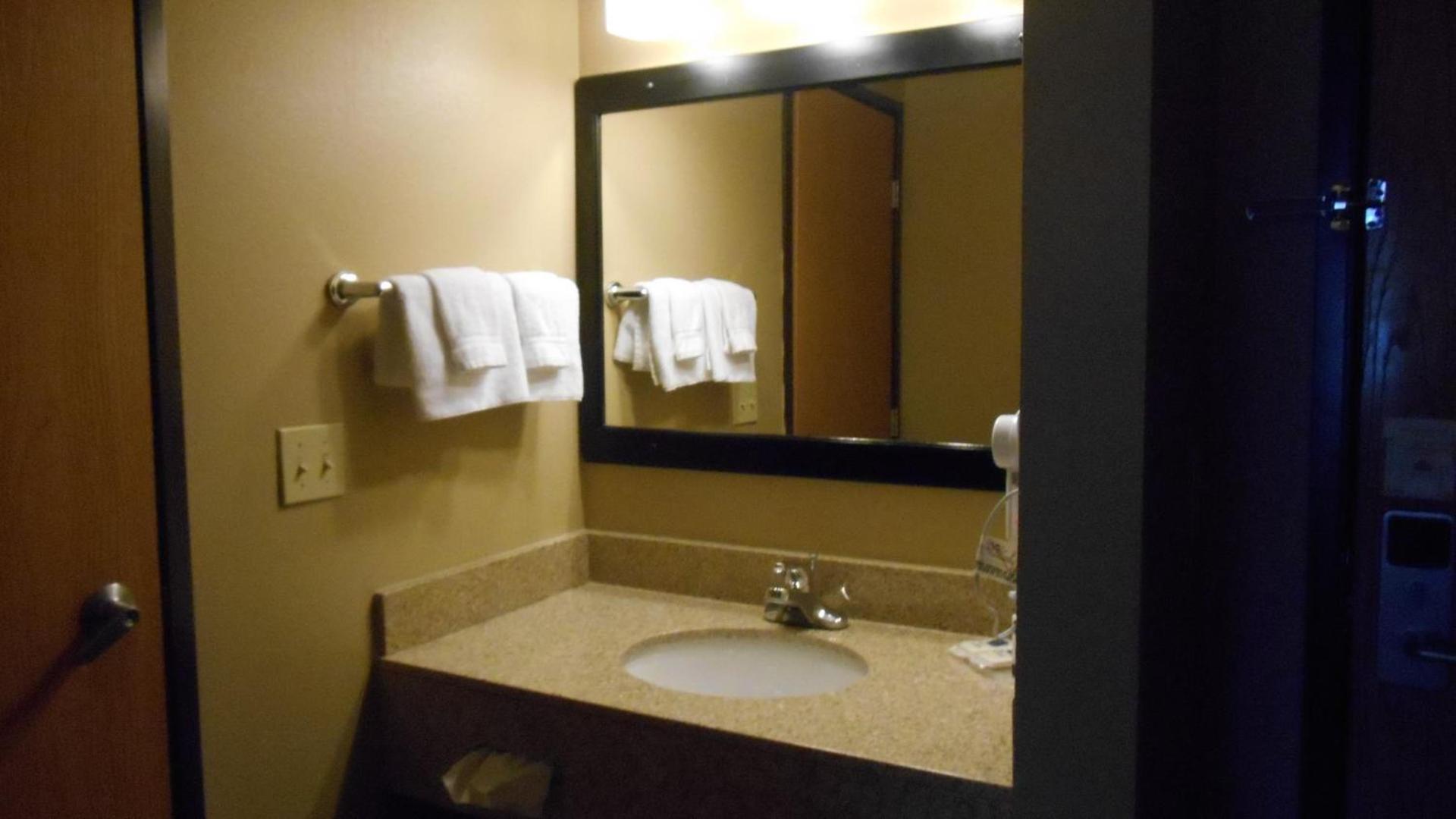 AmericInn by Wyndham Hartford WI photo 33