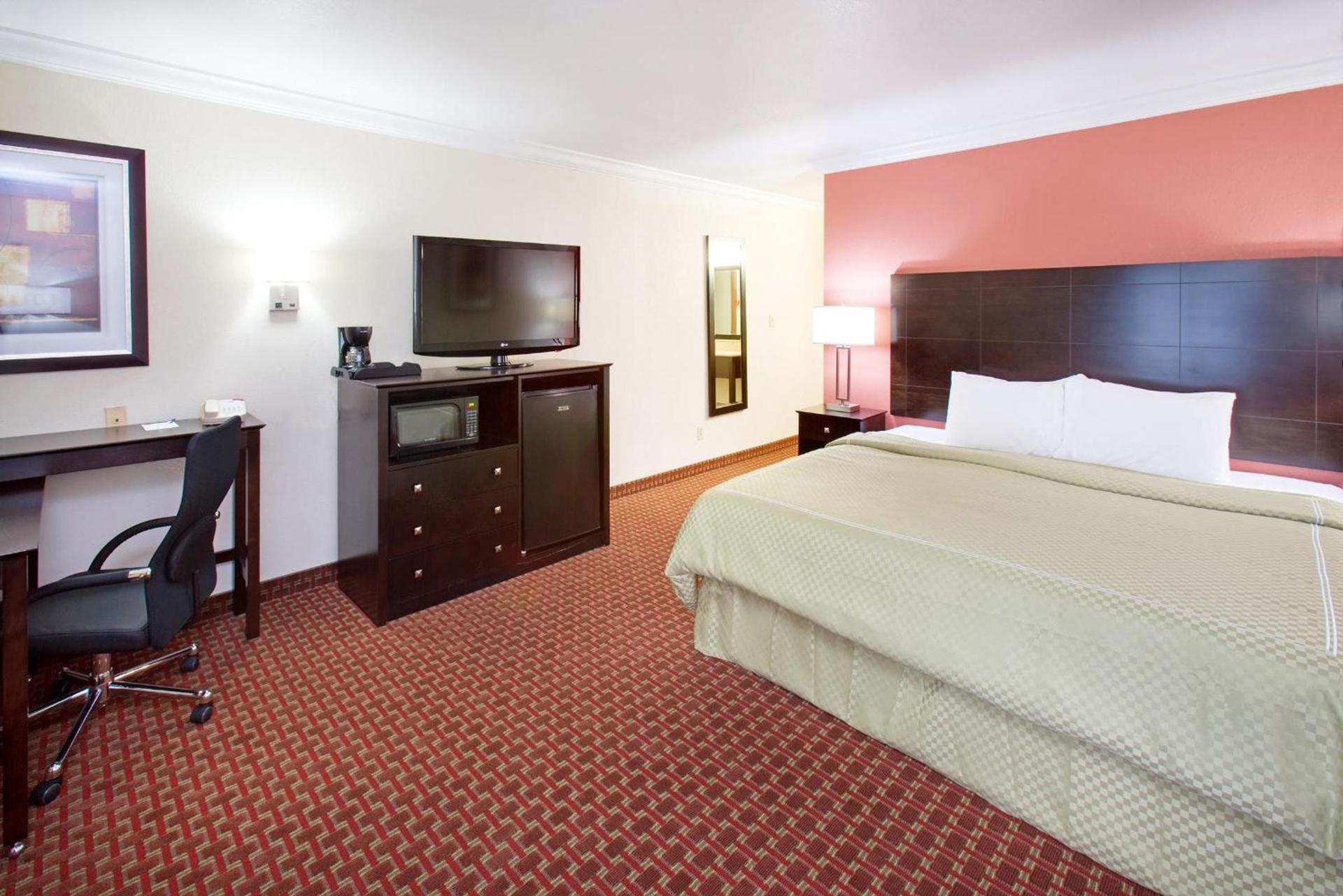 AmericInn by Wyndham Johnston Des Moines photo 61