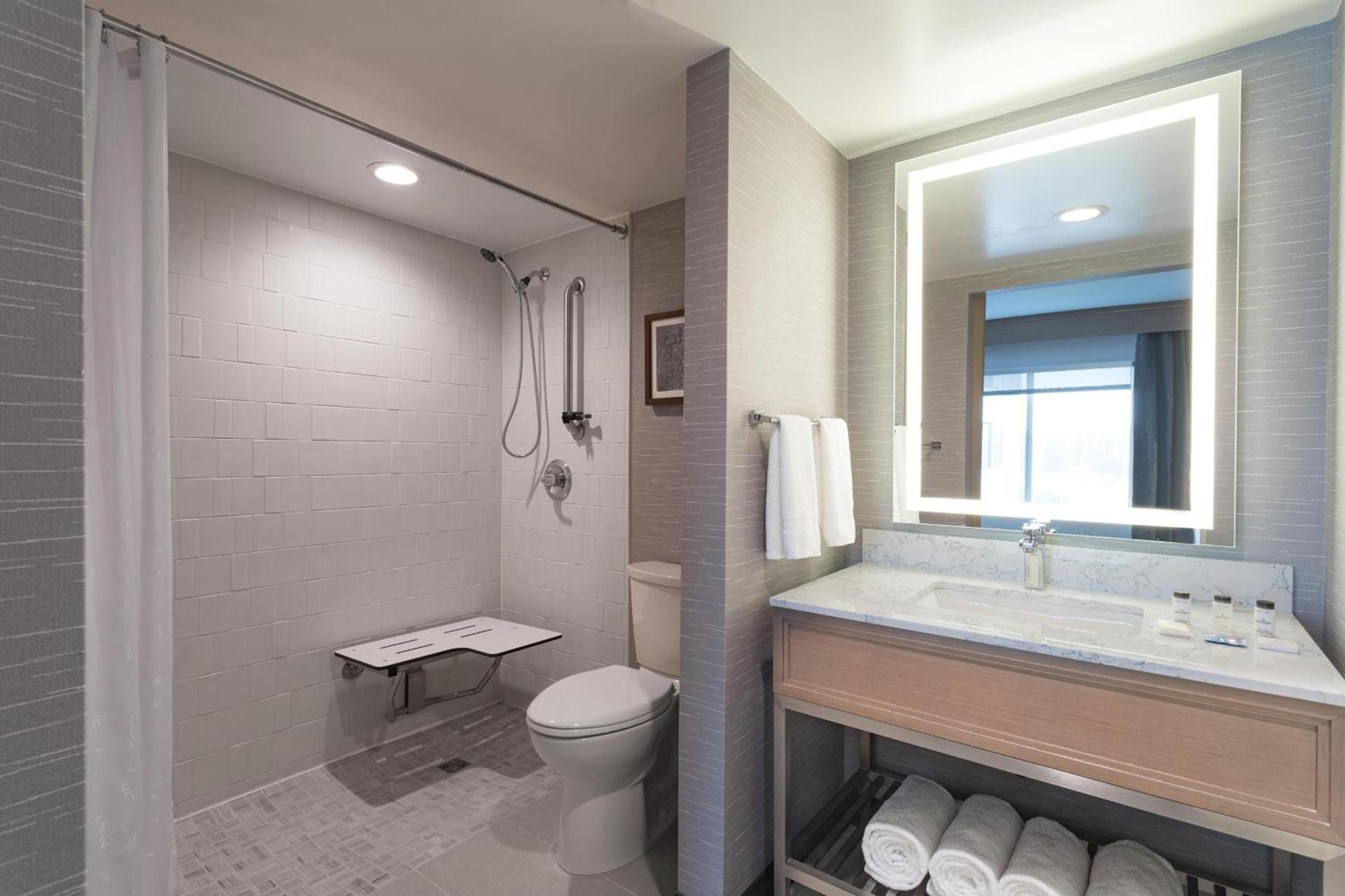 Sheraton Suites Columbus Worthington photo 9