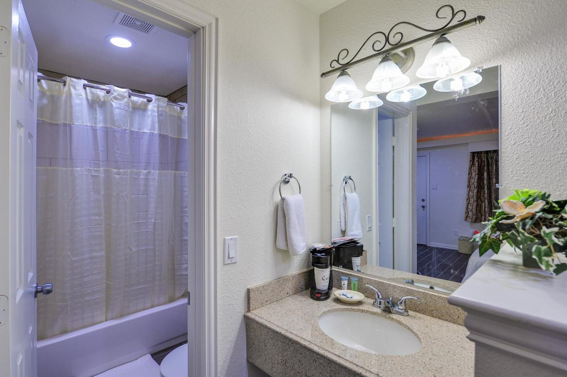 Romantic Inn & Suites photo 6