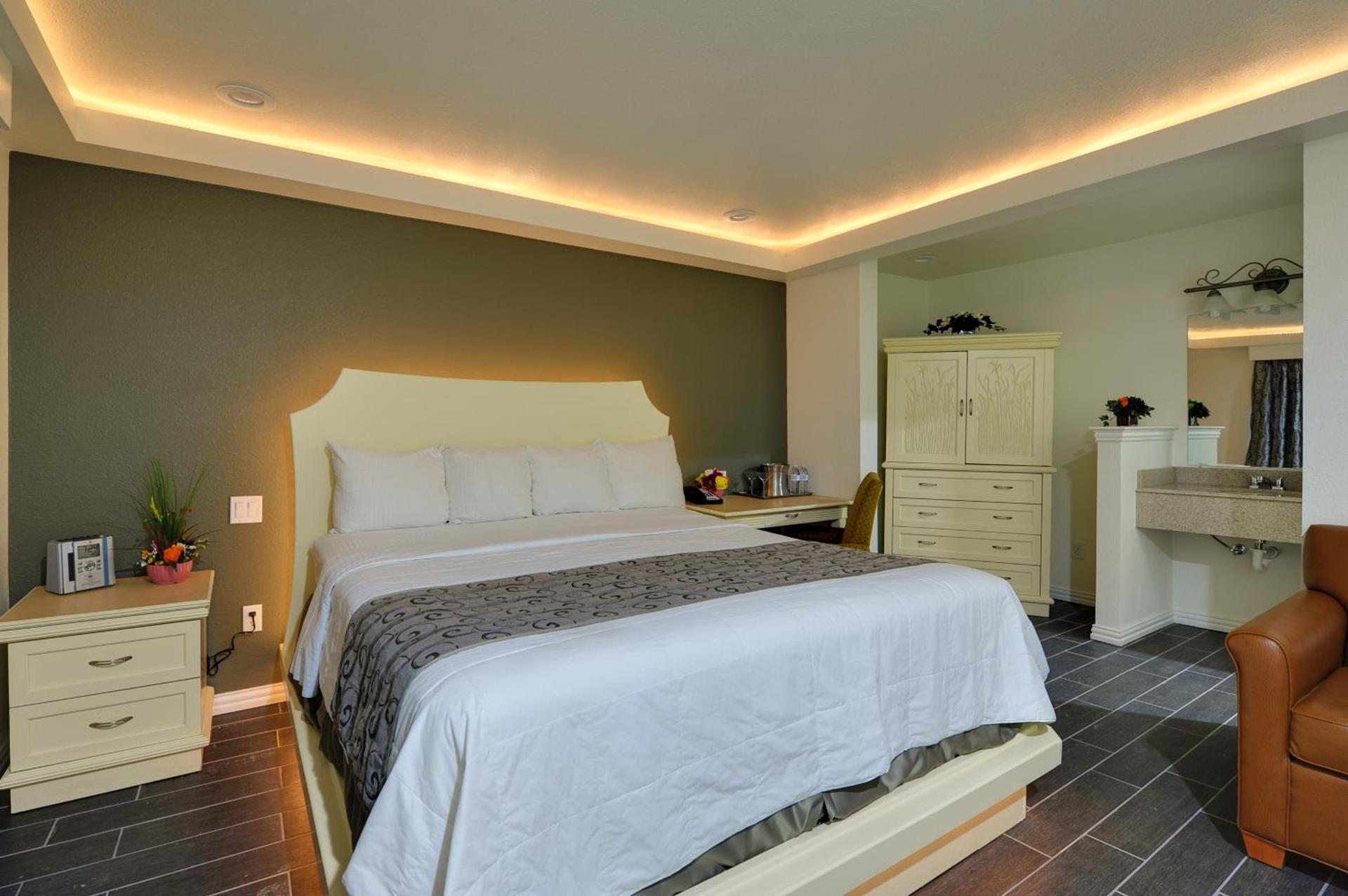 Romantic Inn & Suites photo 13