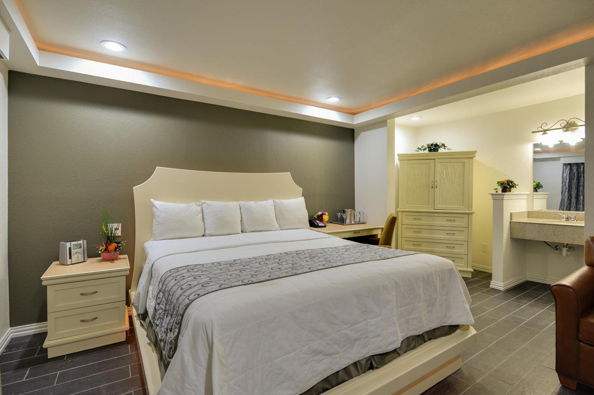 Romantic Inn & Suites photo 18