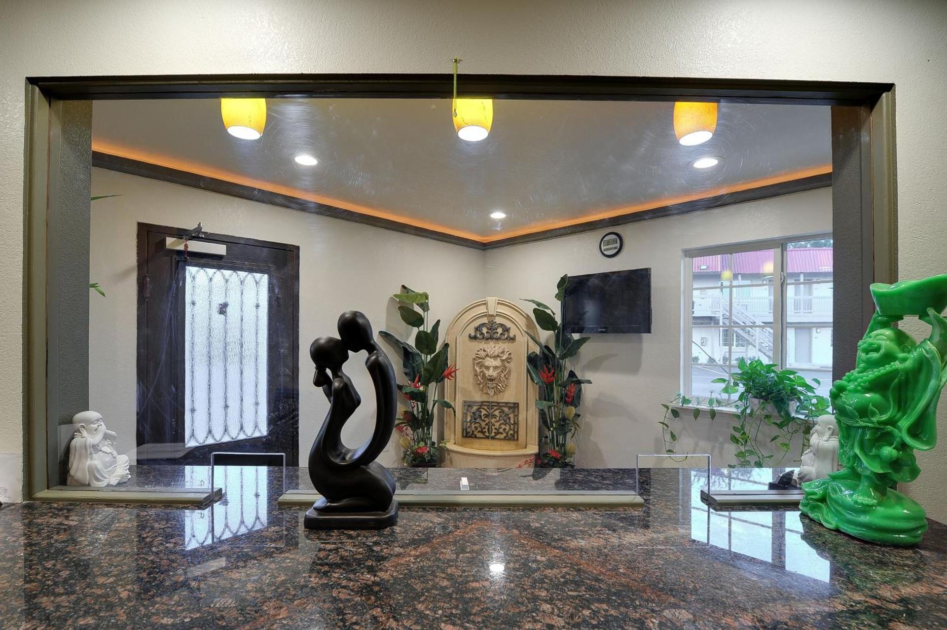 Romantic Inn & Suites photo 3