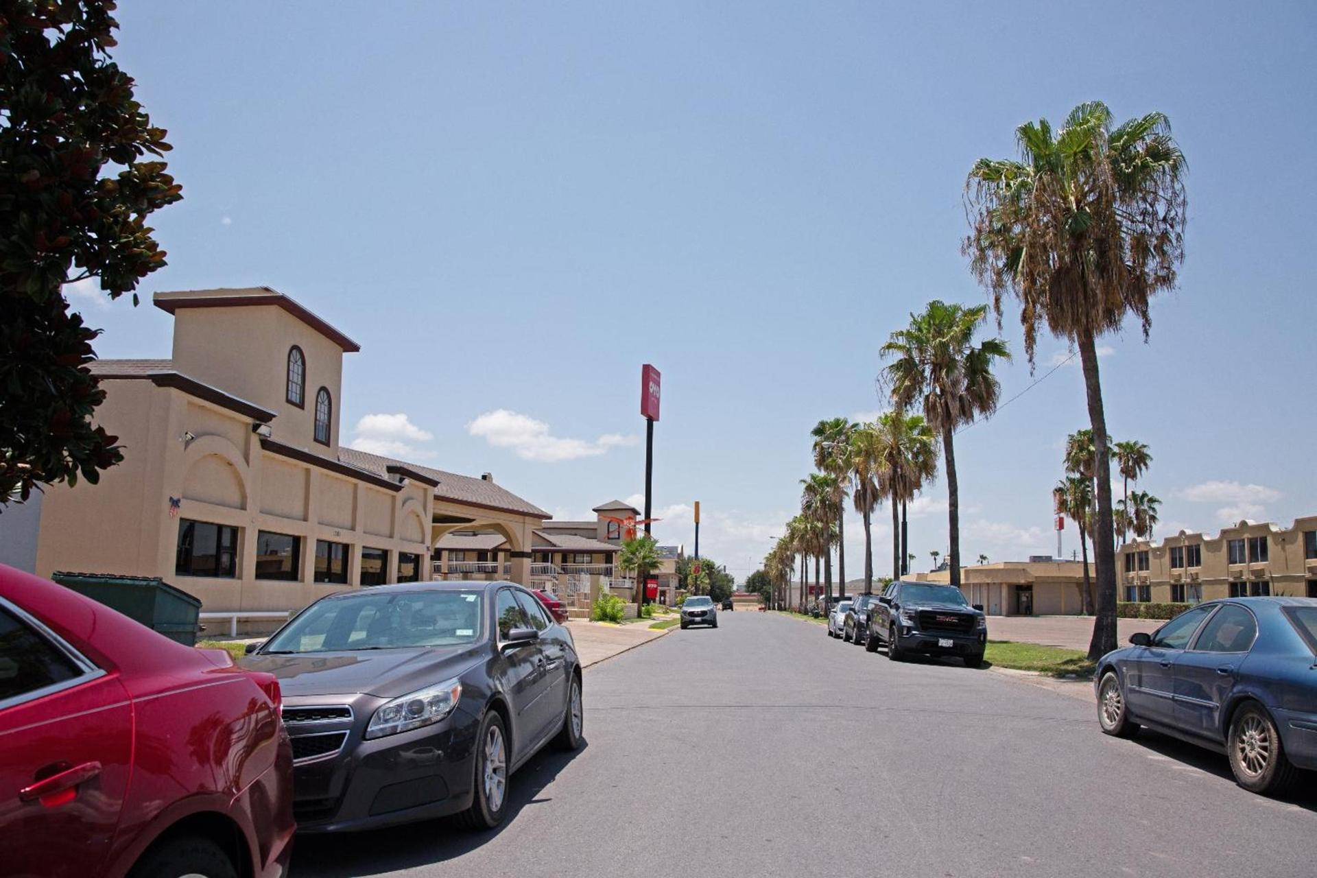 OYO Hotel McAllen Airport South photo 11