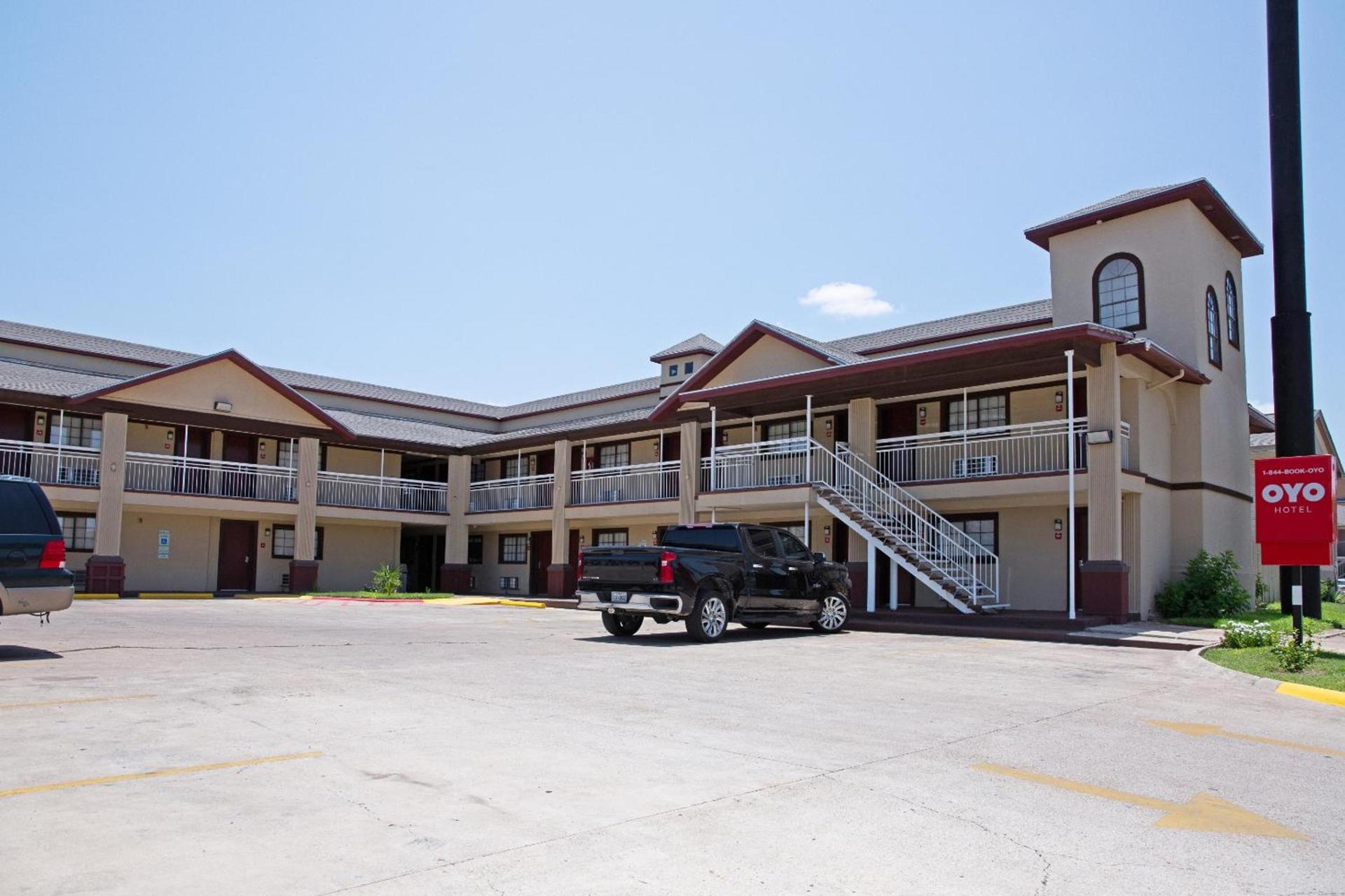 OYO Hotel McAllen Airport South photo 9