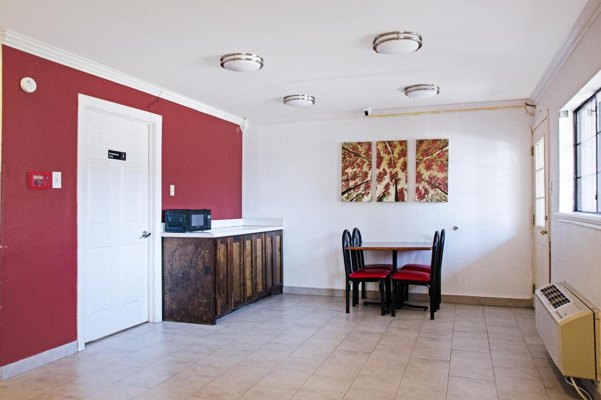 OYO Hotel McAllen Airport South photo 14
