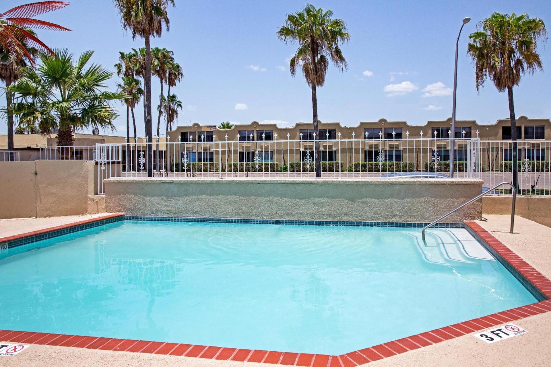OYO Hotel McAllen Airport South photo 19