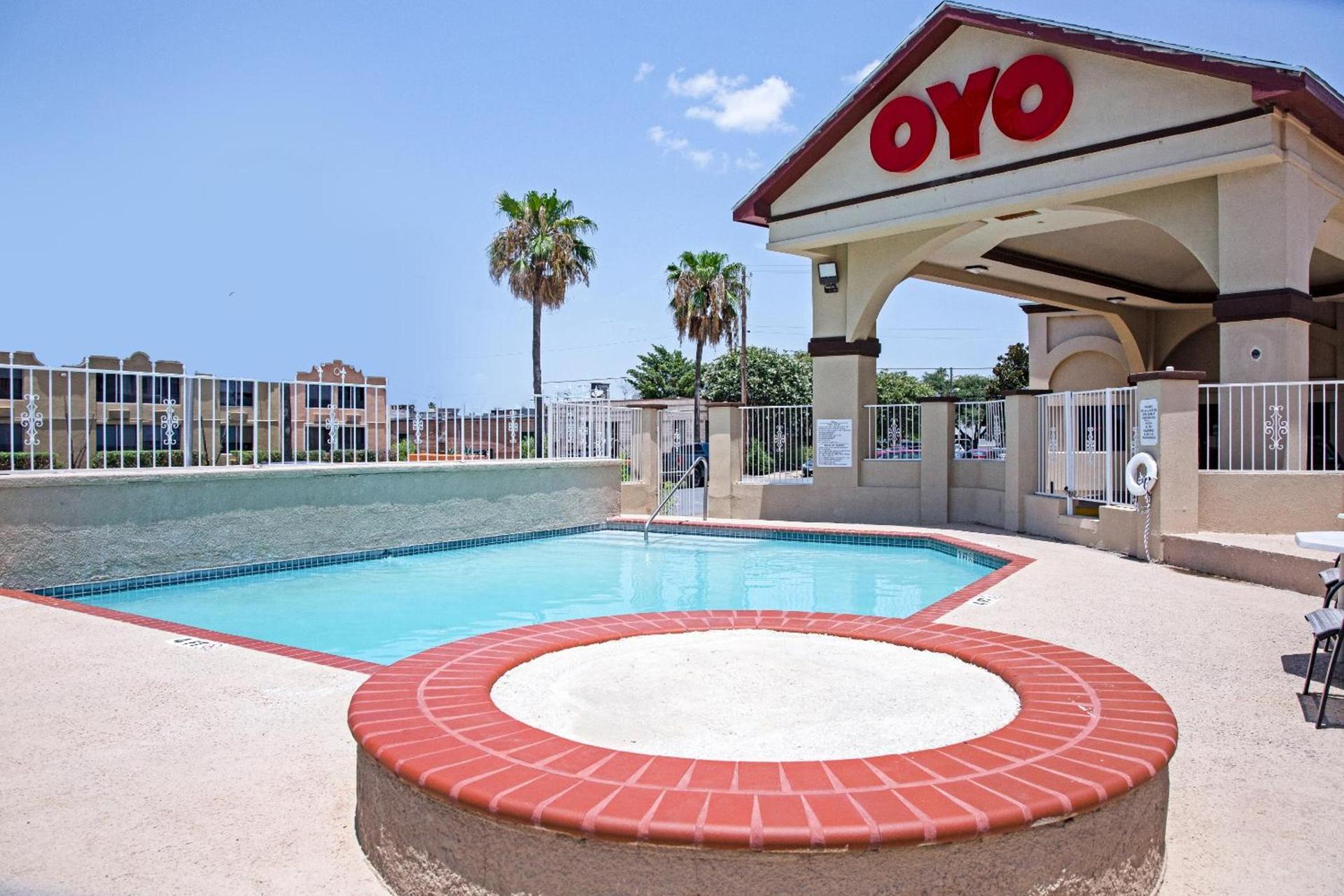 OYO Hotel McAllen Airport South photo 16