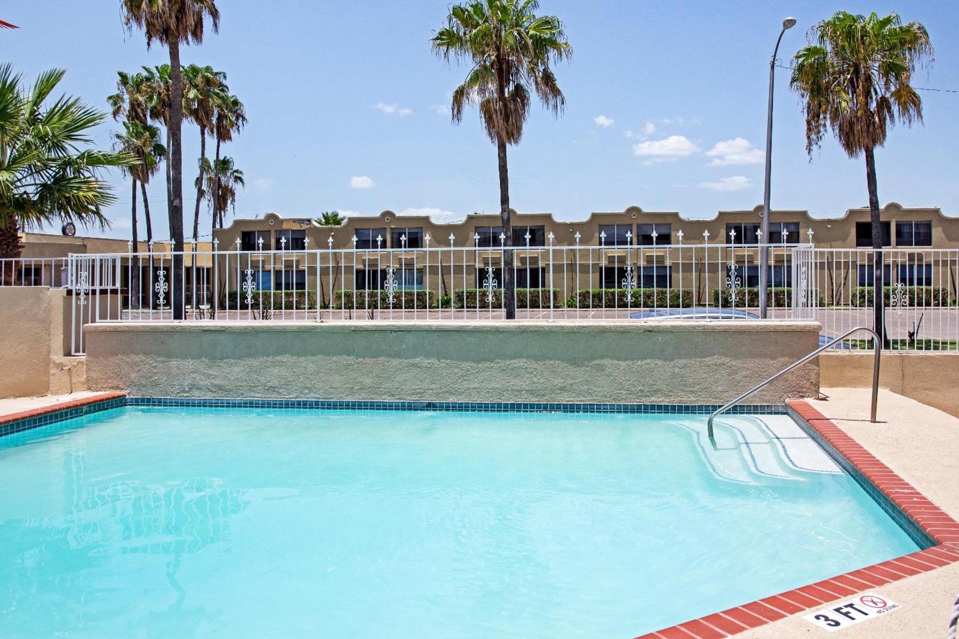 OYO Hotel McAllen Airport South photo 15