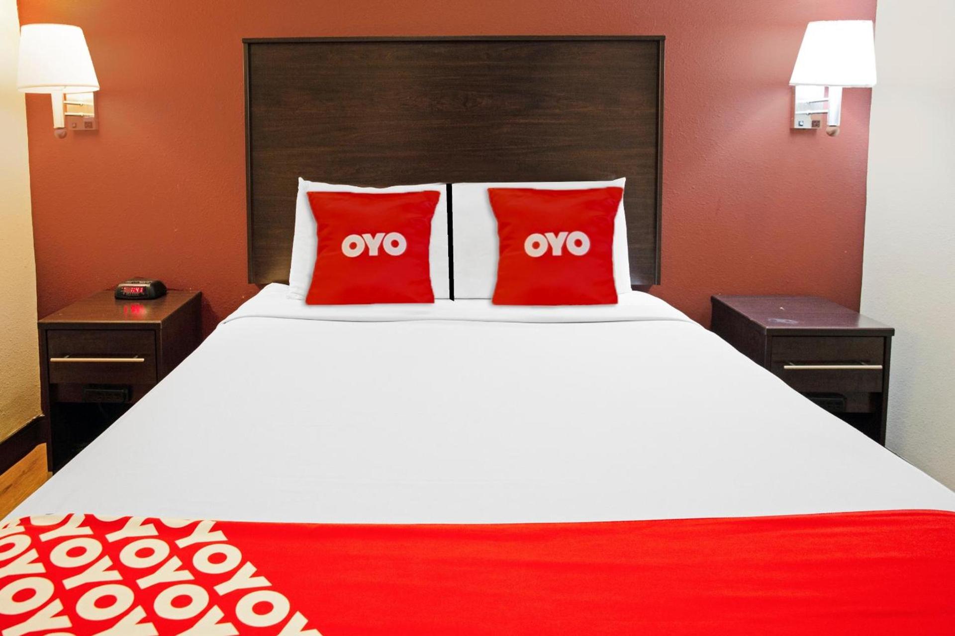 OYO Hotel McAllen Airport South photo 27