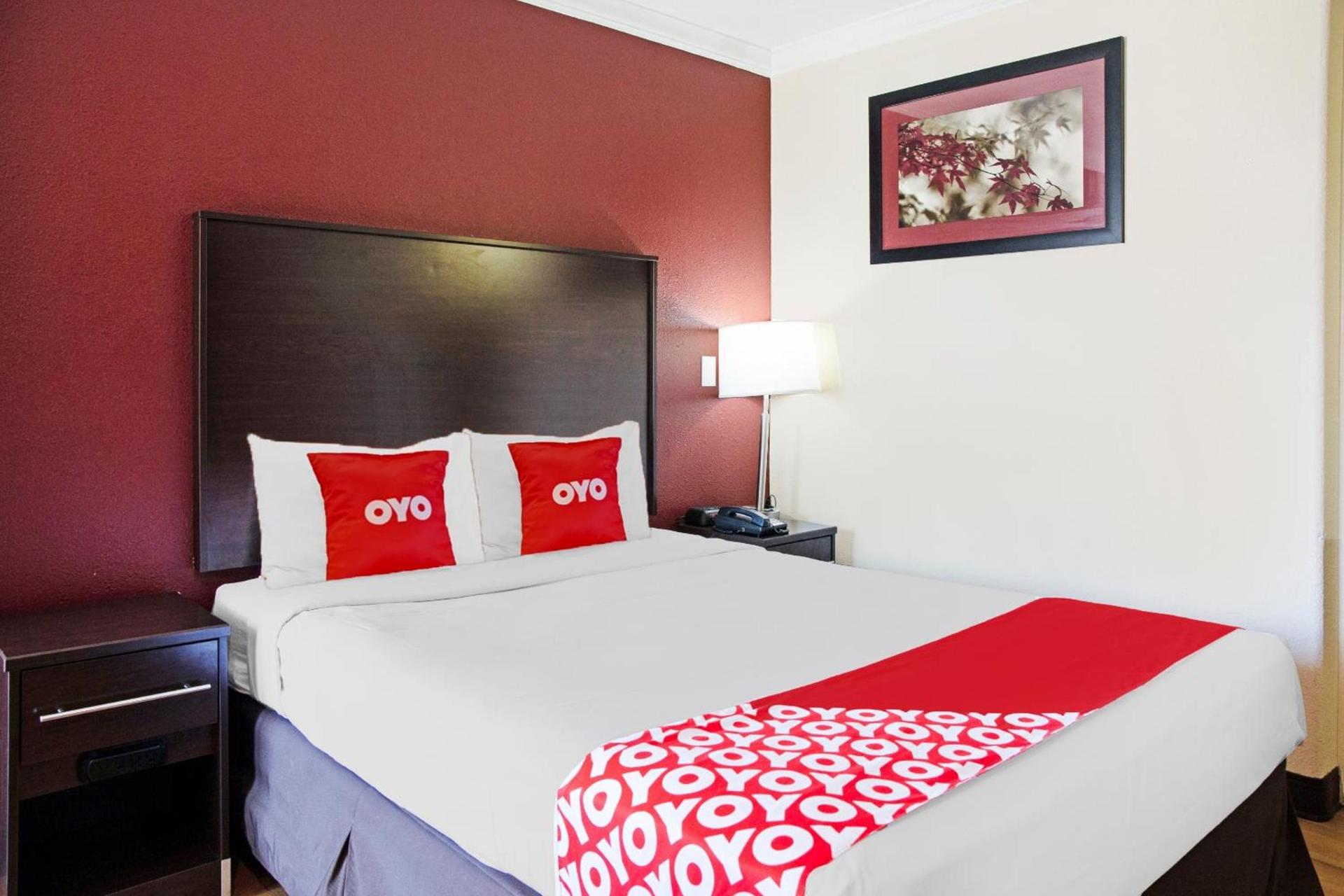 OYO Hotel McAllen Airport South photo 25