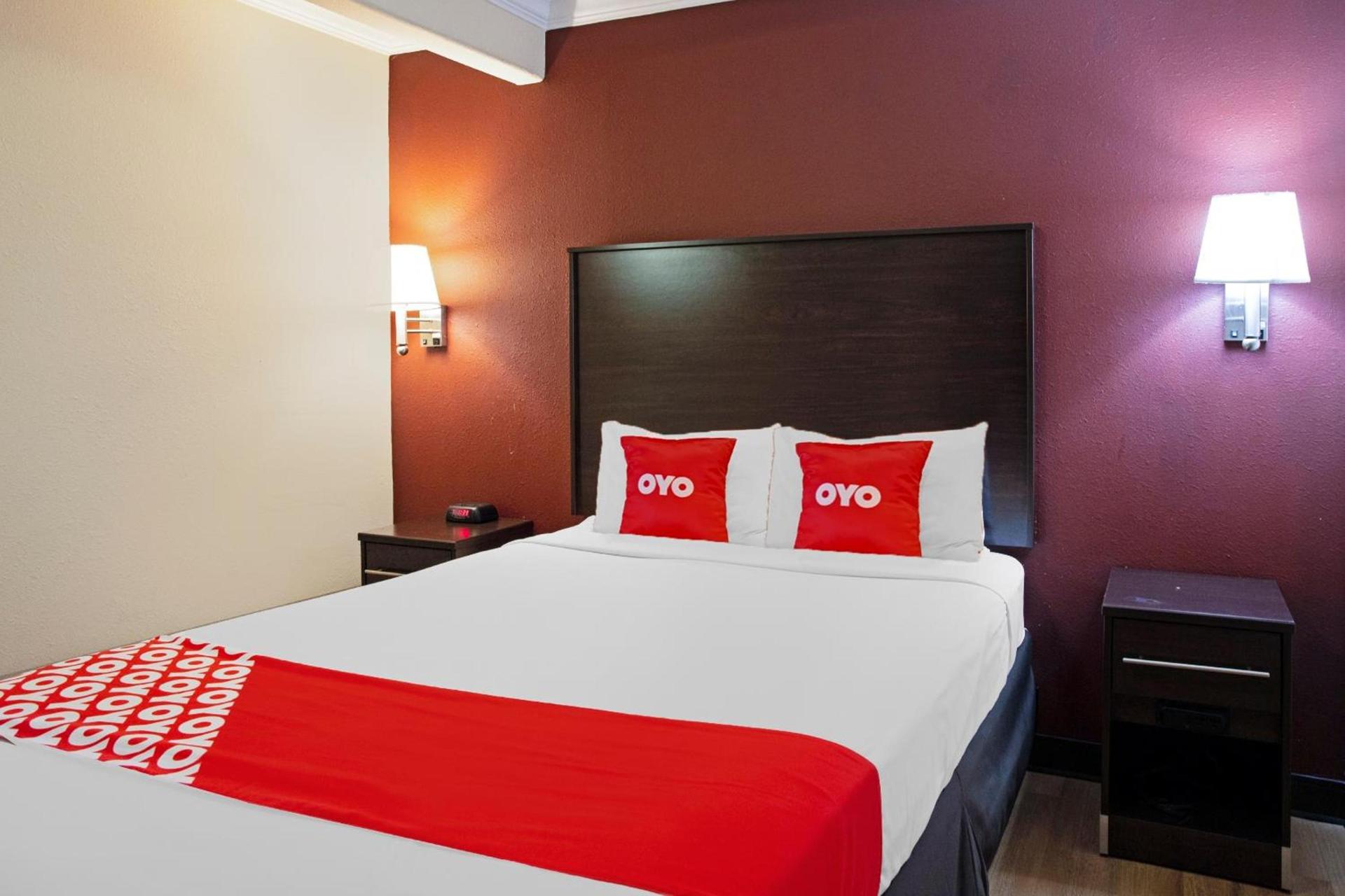 OYO Hotel McAllen Airport South photo 22