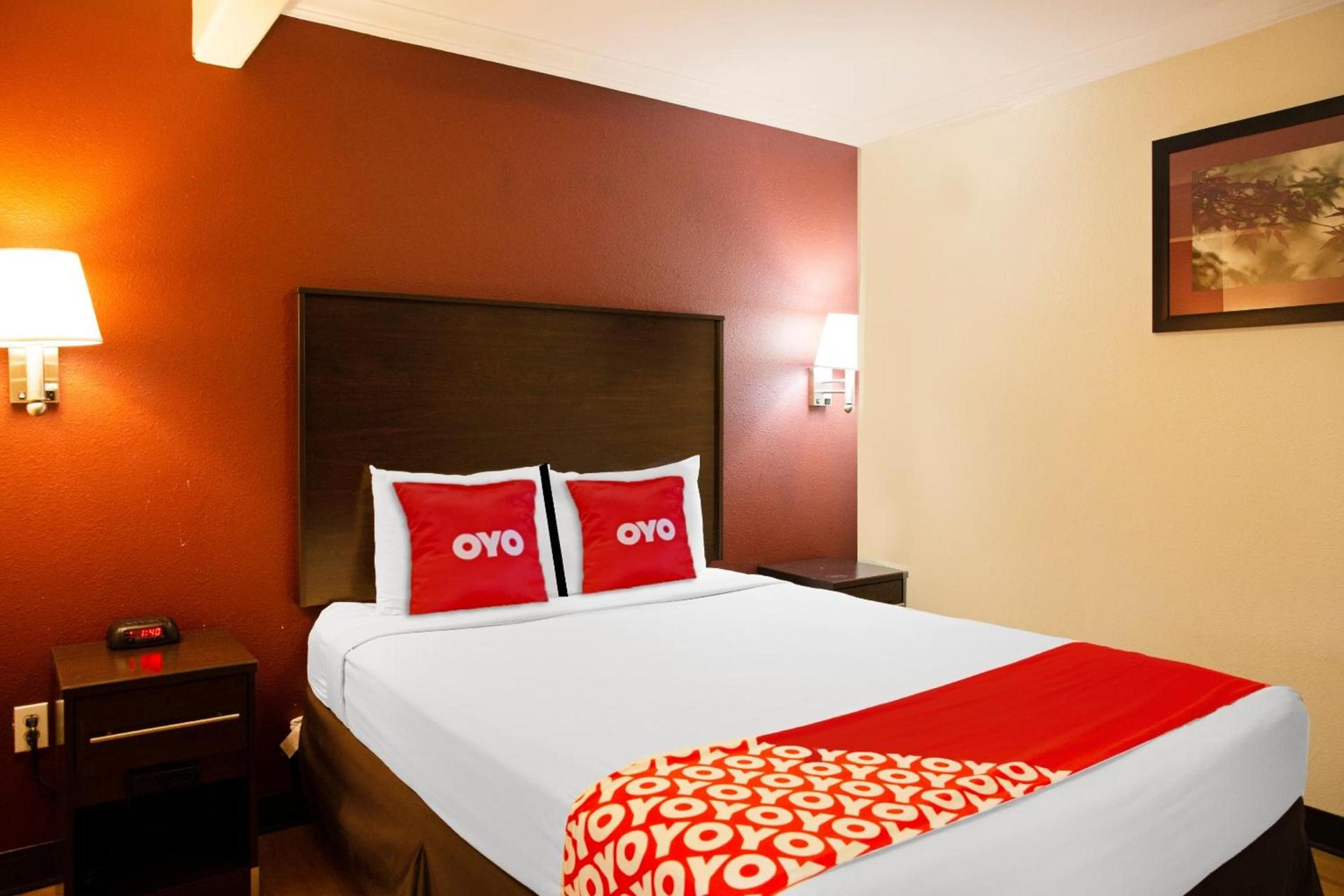 OYO Hotel McAllen Airport South photo 24