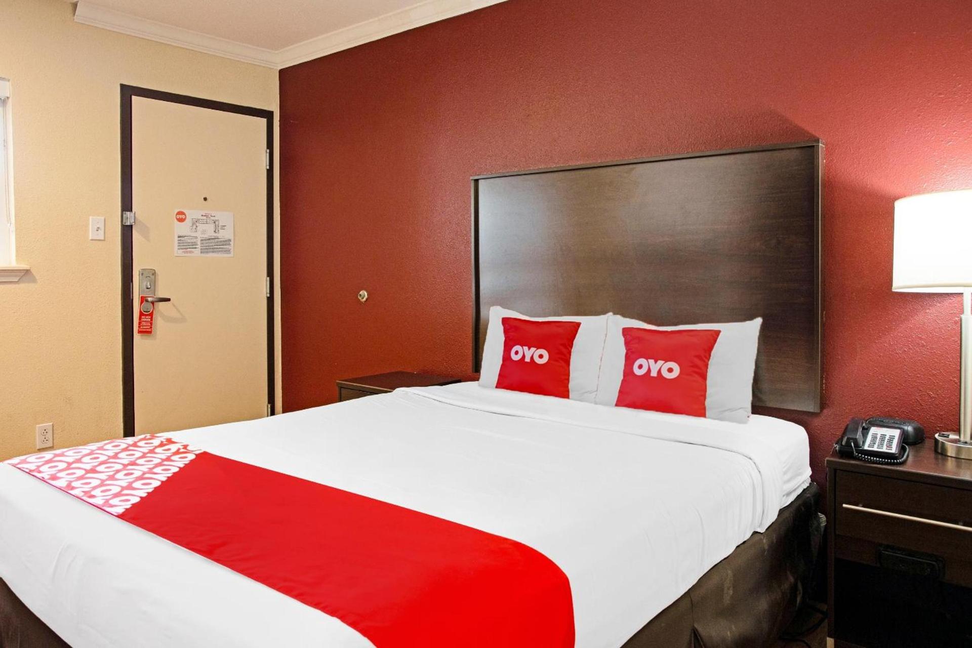 OYO Hotel McAllen Airport South photo 23
