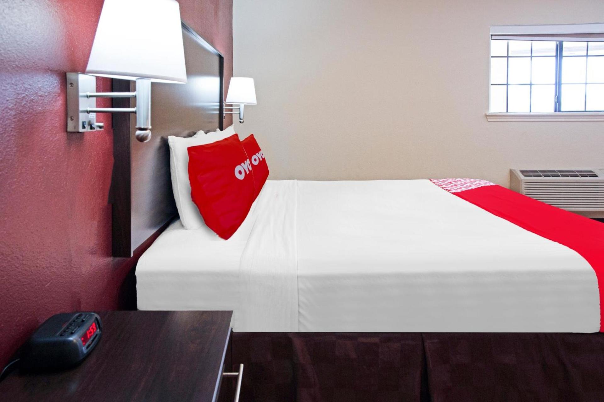 OYO Hotel McAllen Airport South photo 33