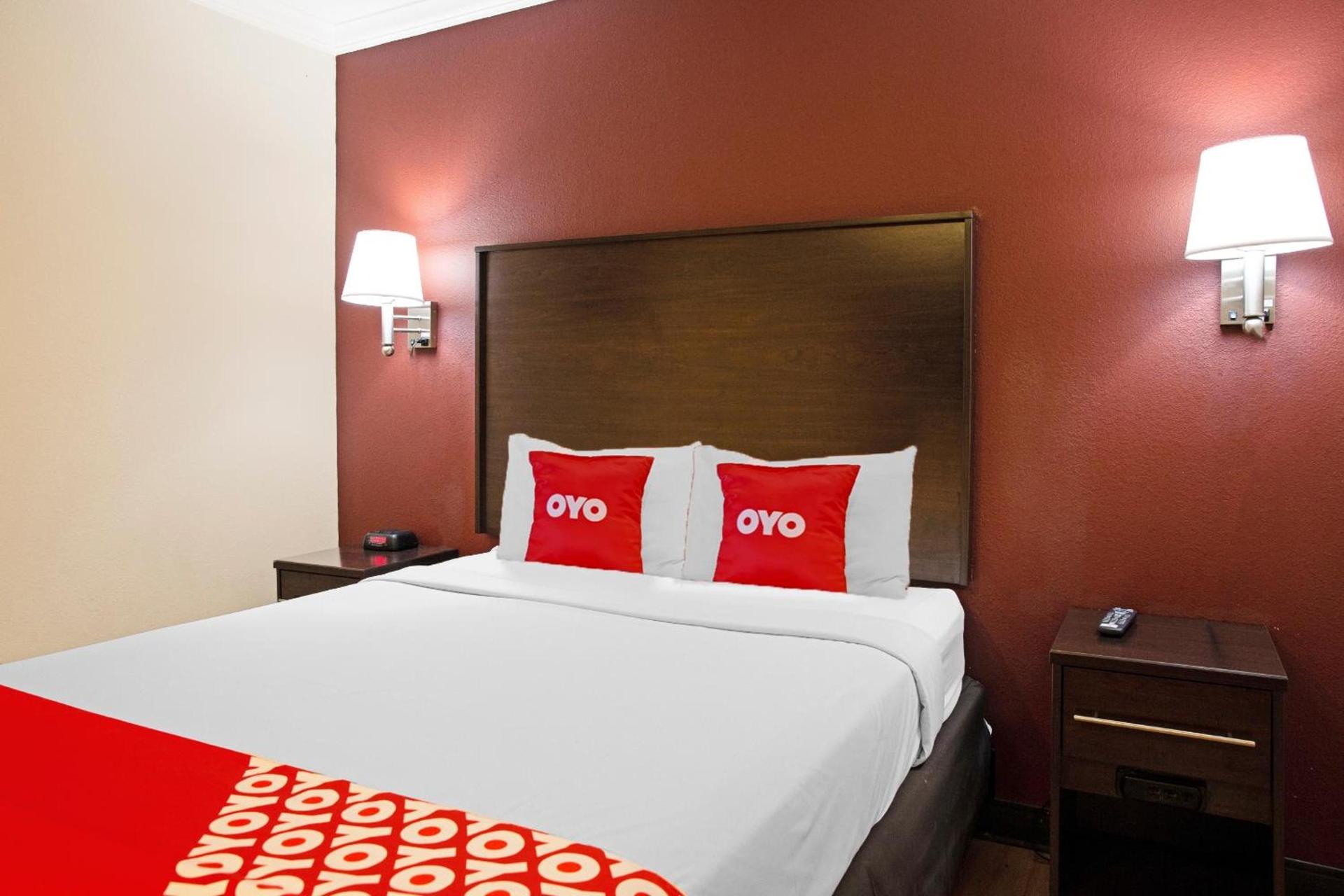 OYO Hotel McAllen Airport South photo 28