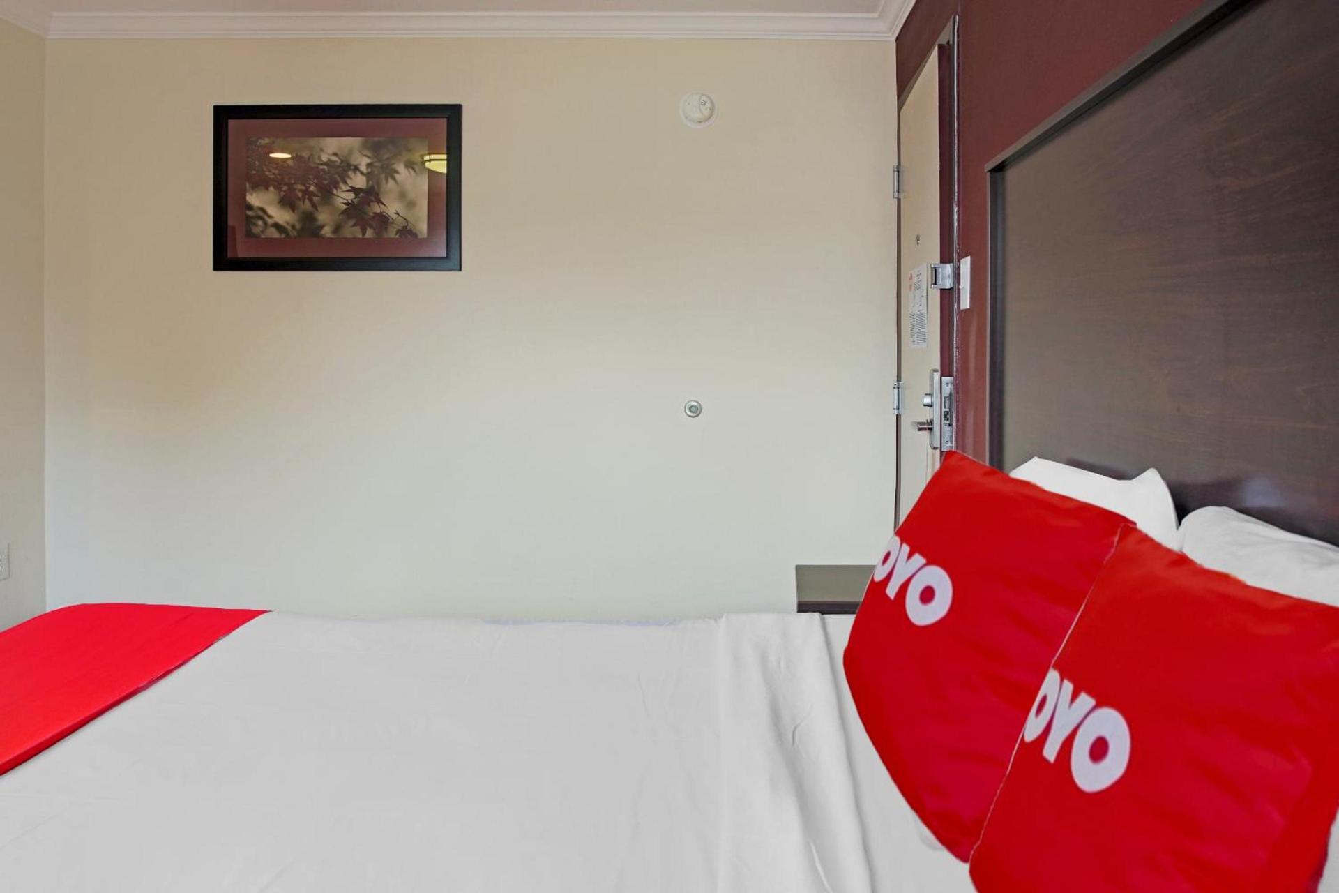 OYO Hotel McAllen Airport South photo 36