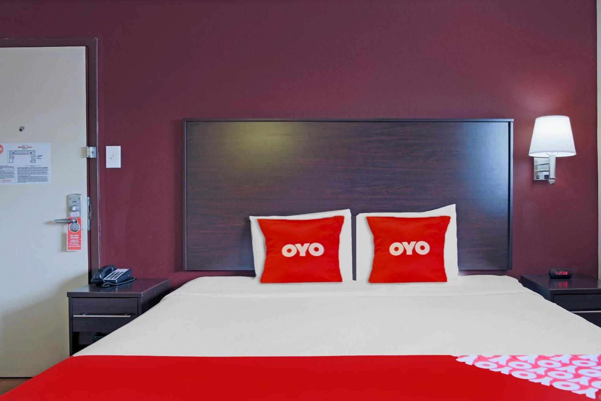 OYO Hotel McAllen Airport South photo 35