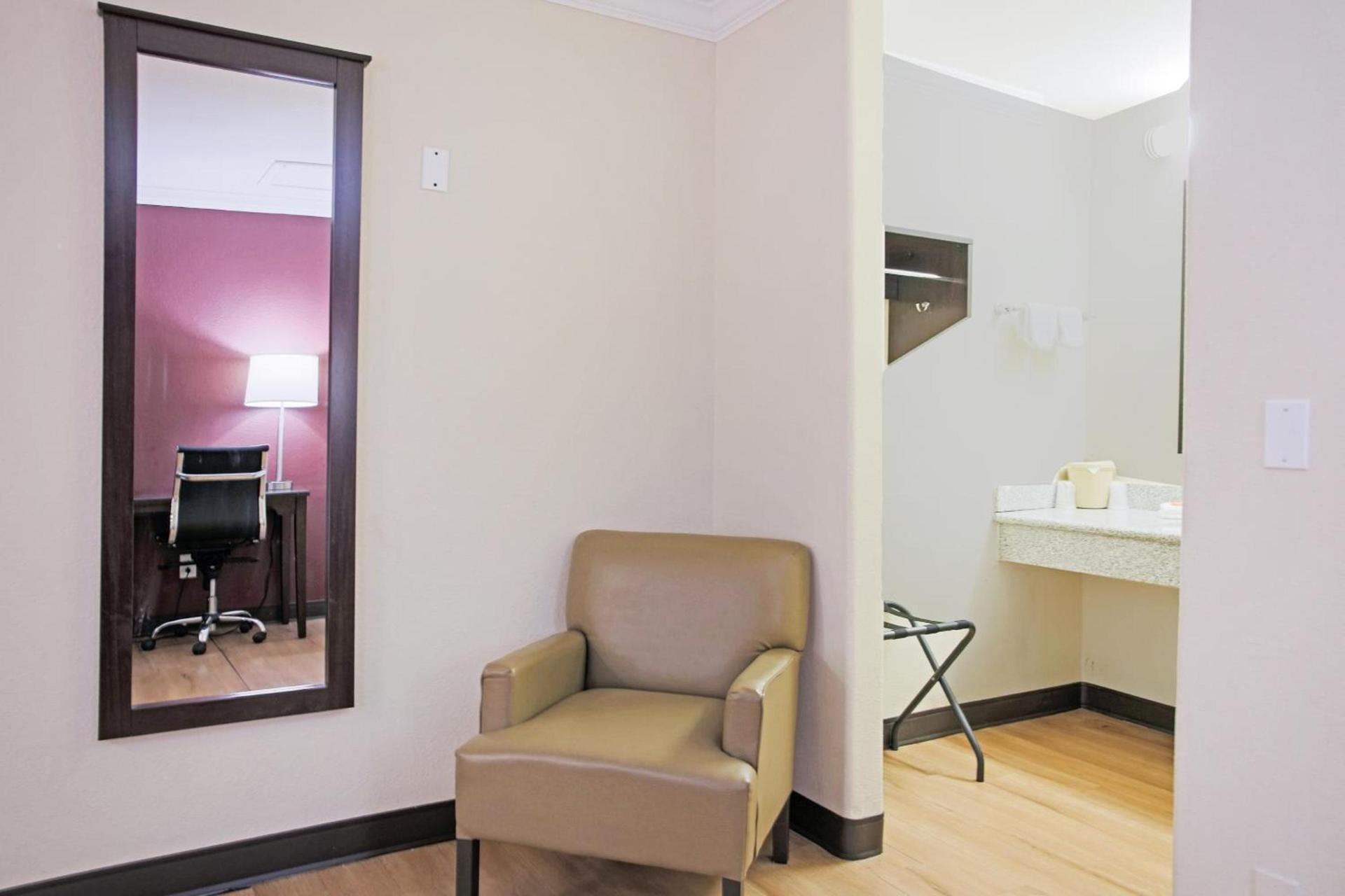 OYO Hotel McAllen Airport South photo 38