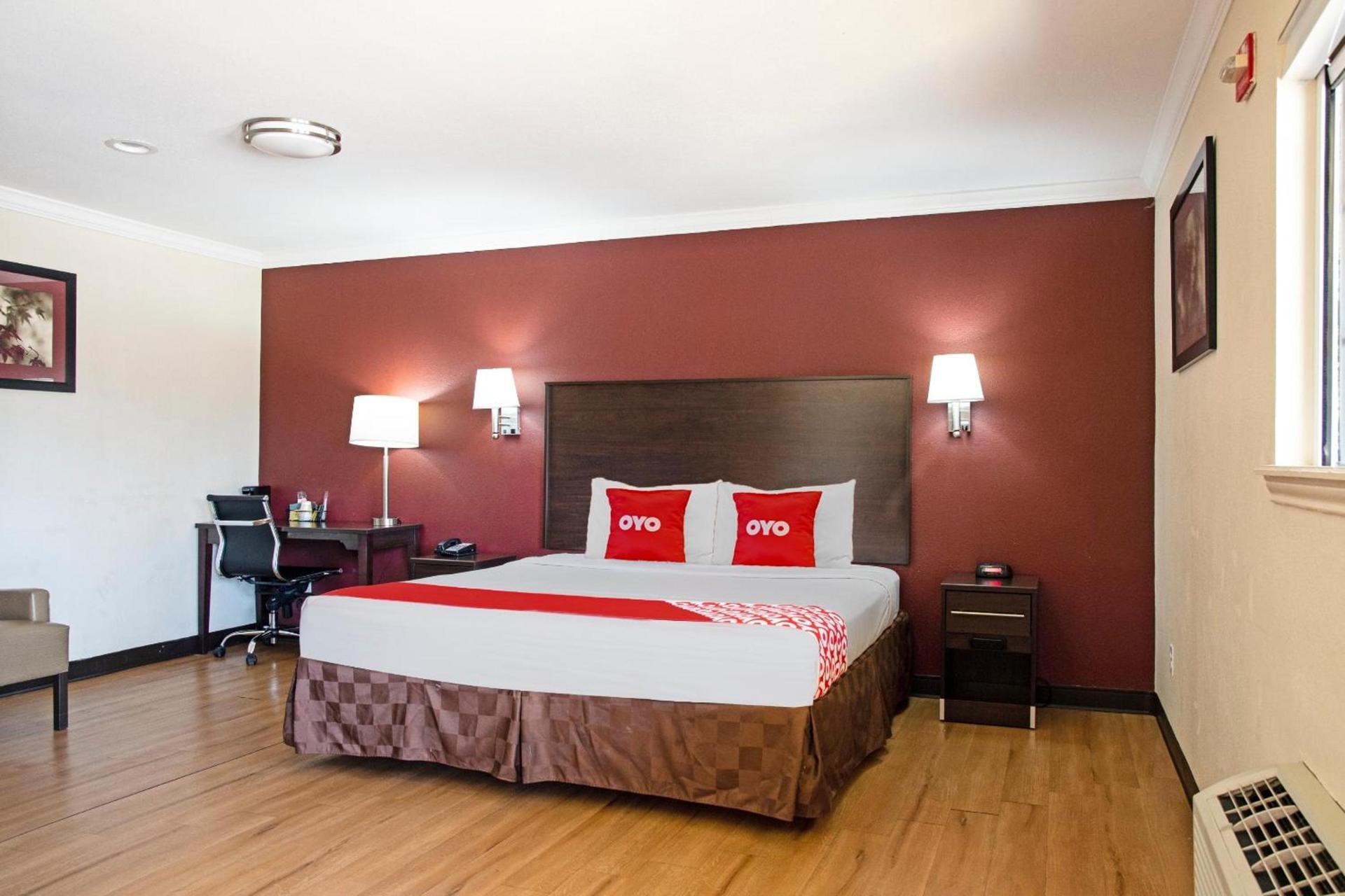 OYO Hotel McAllen Airport South photo 46