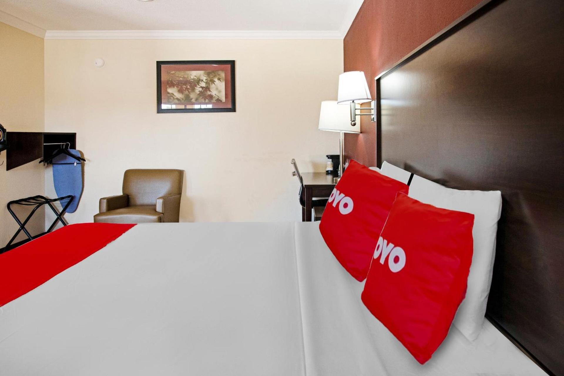 OYO Hotel McAllen Airport South photo 44