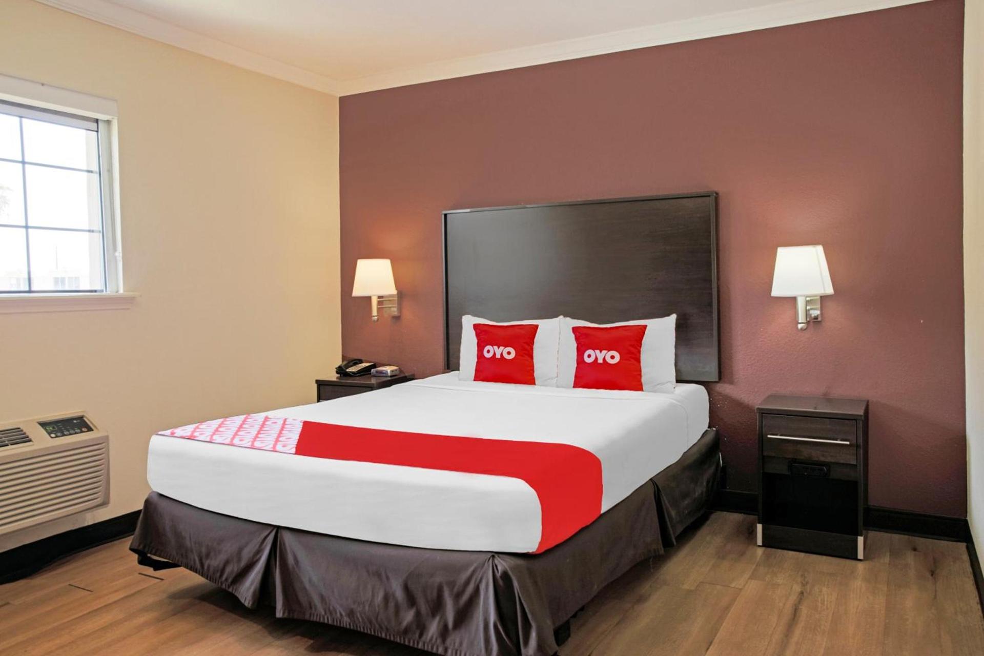 OYO Hotel McAllen Airport South photo 53