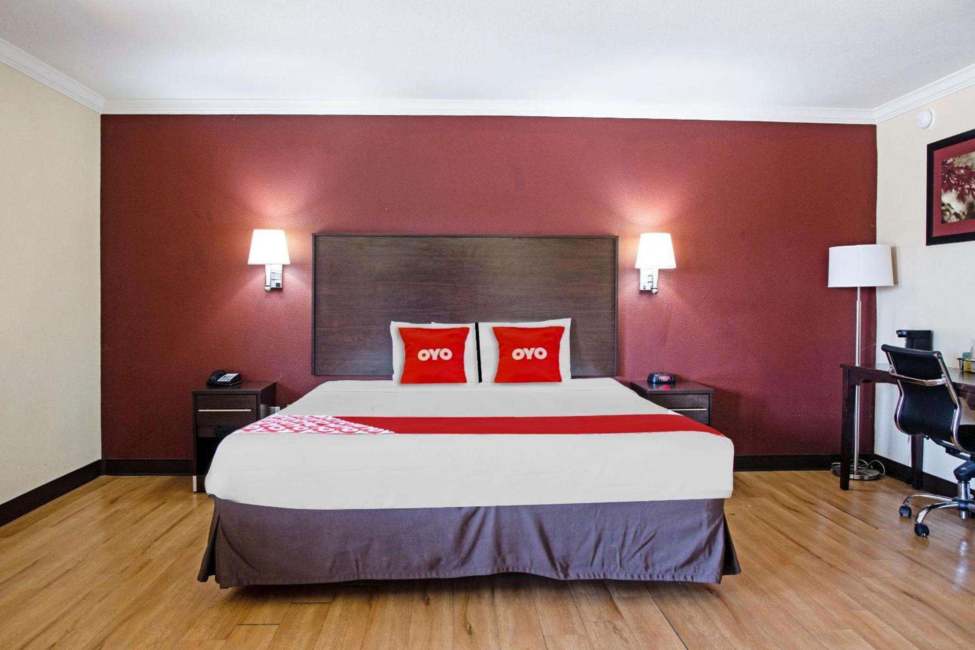 OYO Hotel McAllen Airport South photo 58